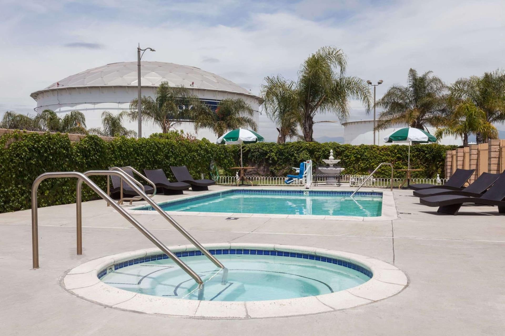 Days Inn & Suites by Wyndham South Gate property views in South Gate, CA — gallery photo 3