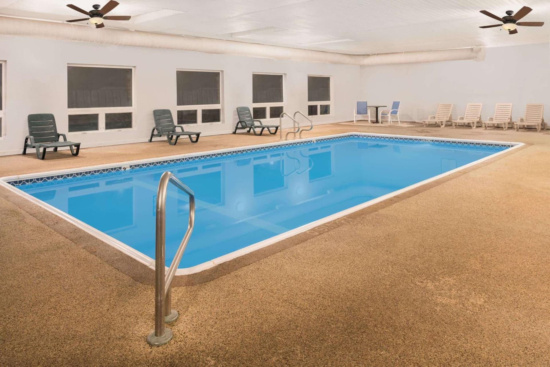 Days Inn by Wyndham Osage Beach Lake of the Ozarks interior in Osage Beach, MO — gallery photo 2