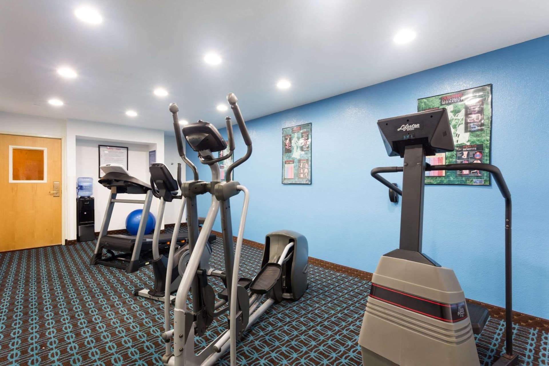 Days Inn & Suites by Wyndham Bloomington/Normal IL gallery photo in Bloomington, IL — image 23