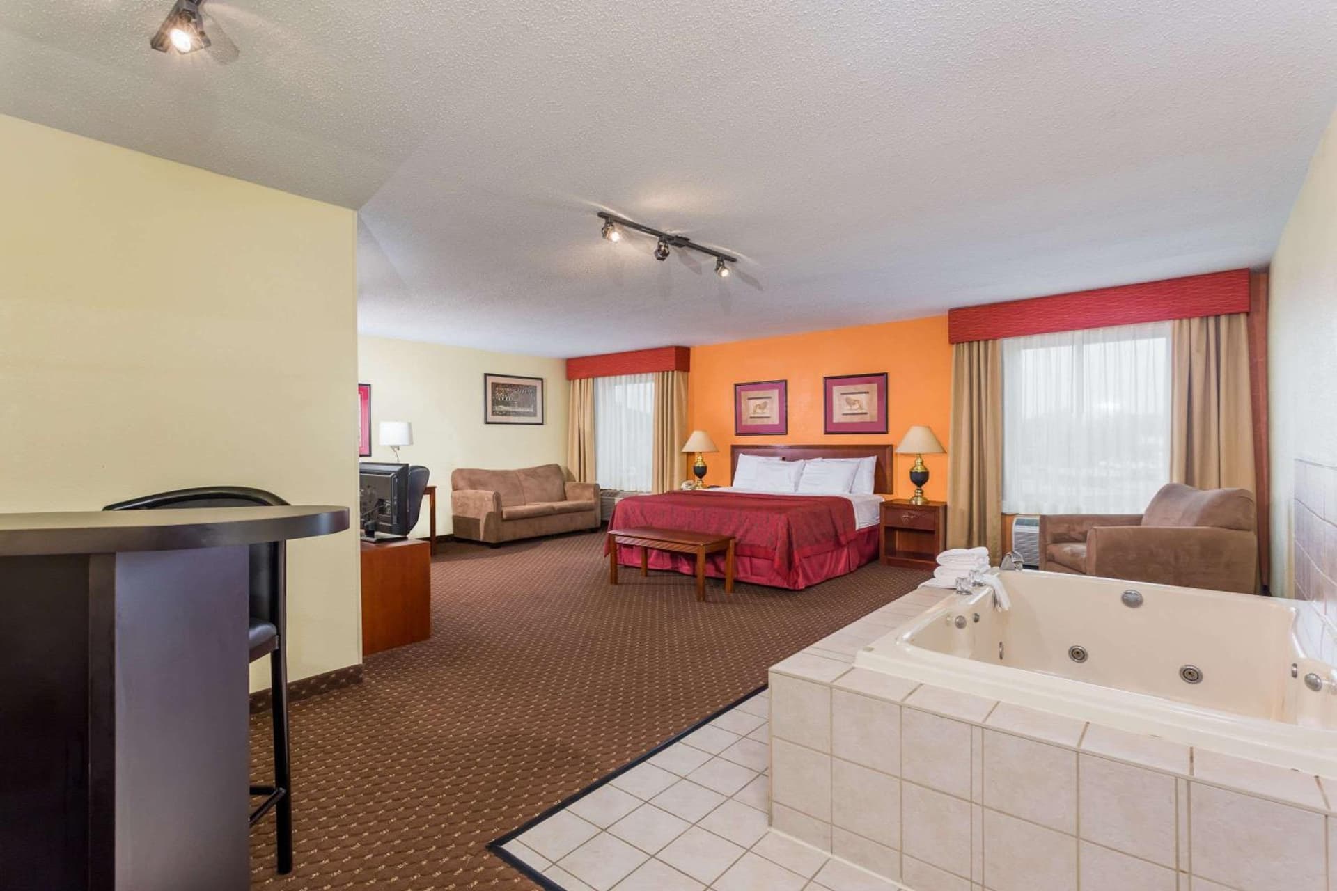 Days Inn & Suites by Wyndham Bloomington/Normal IL gallery photo in Bloomington, IL — image 14