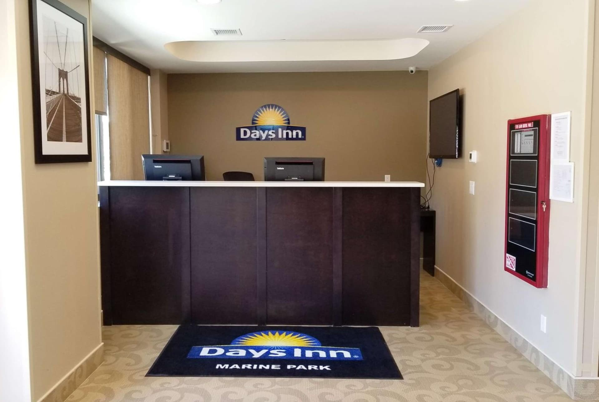 Days Inn by Wyndham Brooklyn Marine Park interior in Brooklyn, NY — gallery photo 2