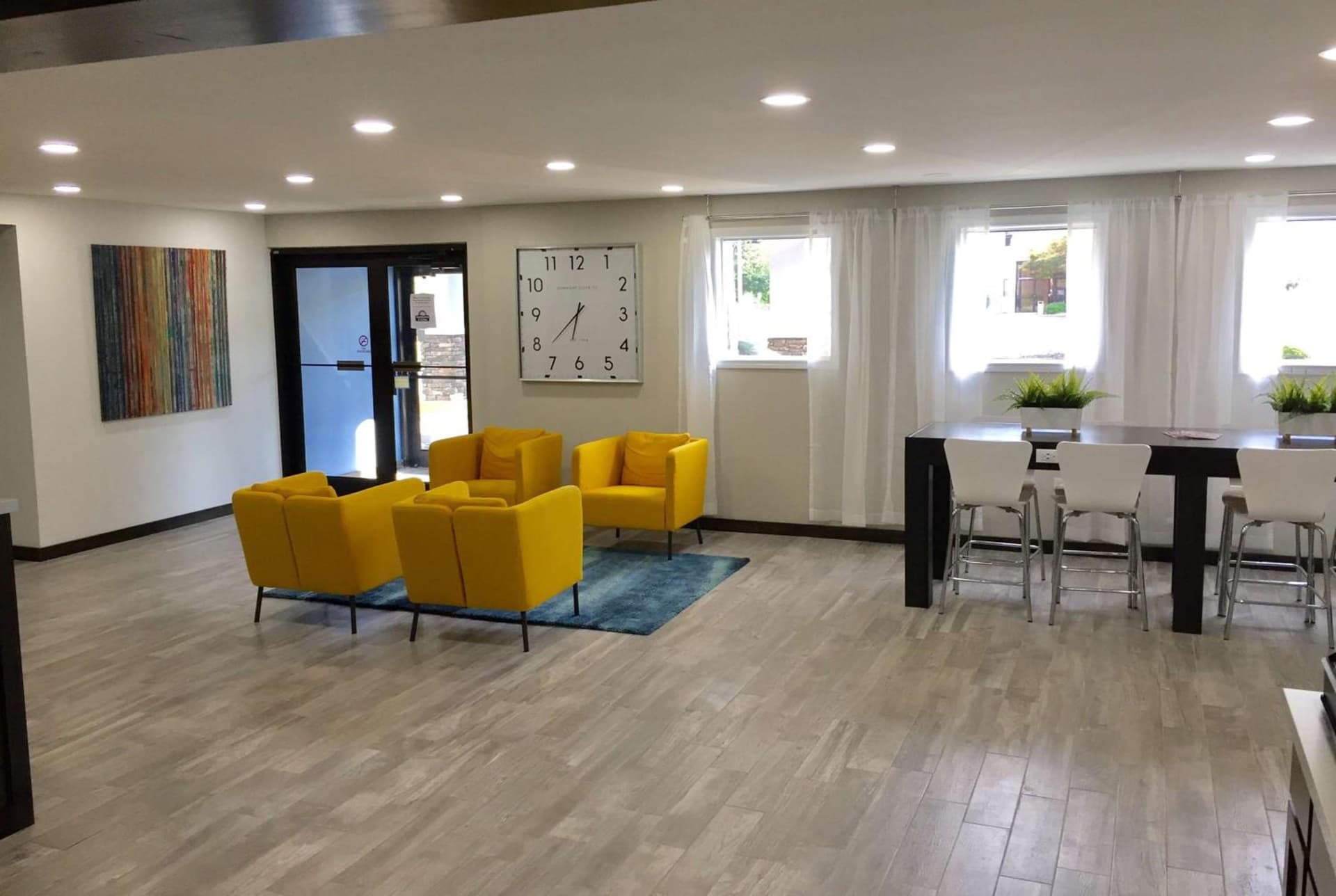 Days Inn & Suites by Wyndham Cincinnati North property views in Springdale, OH — gallery photo 3