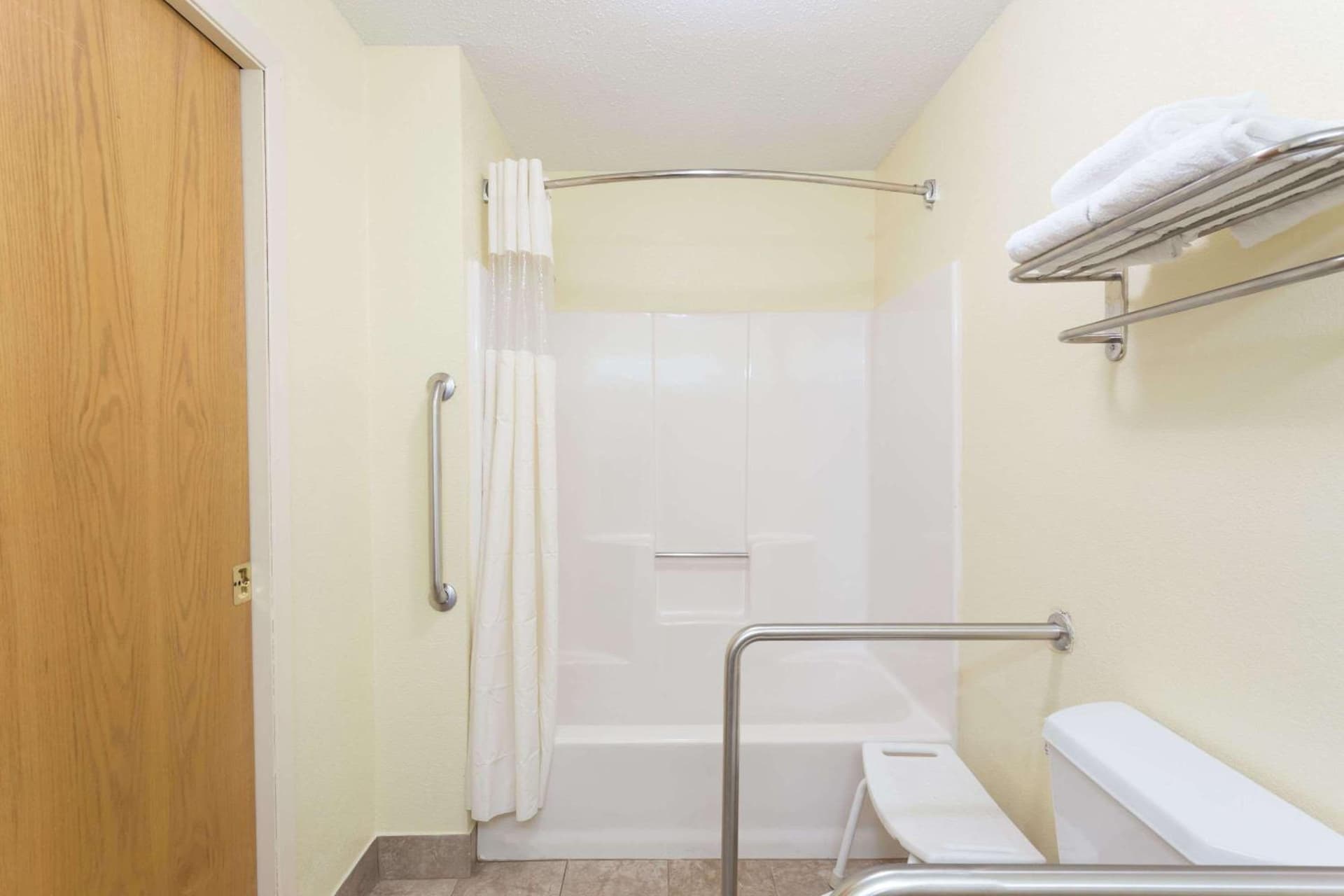 Days Inn & Suites by Wyndham Bloomington/Normal IL gallery photo in Bloomington, IL — image 22