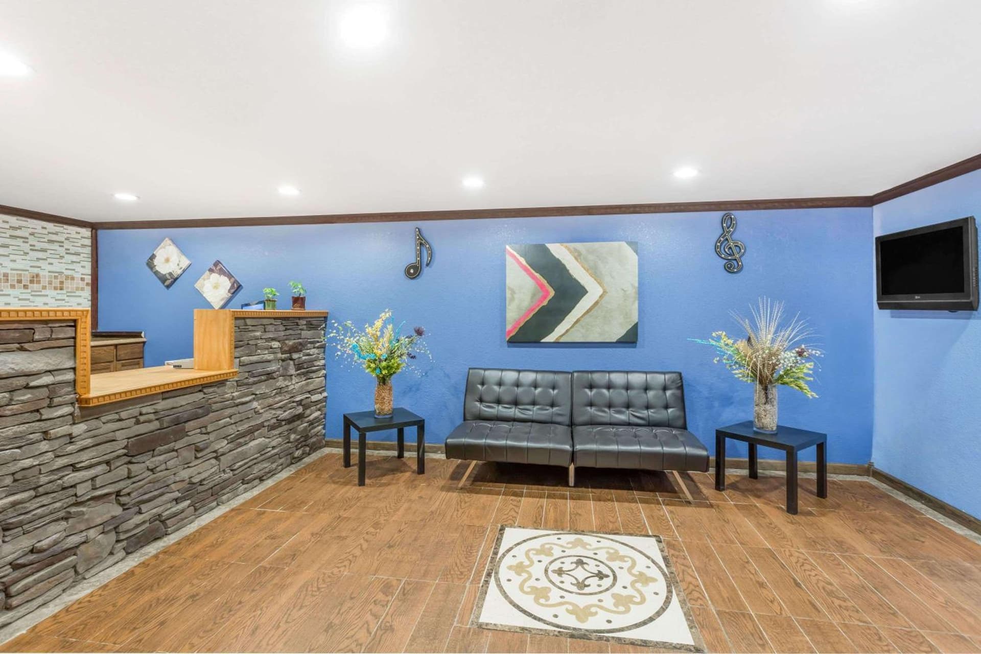 Days Inn by Wyndham Lavonia interior in Lavonia, GA — gallery photo 2