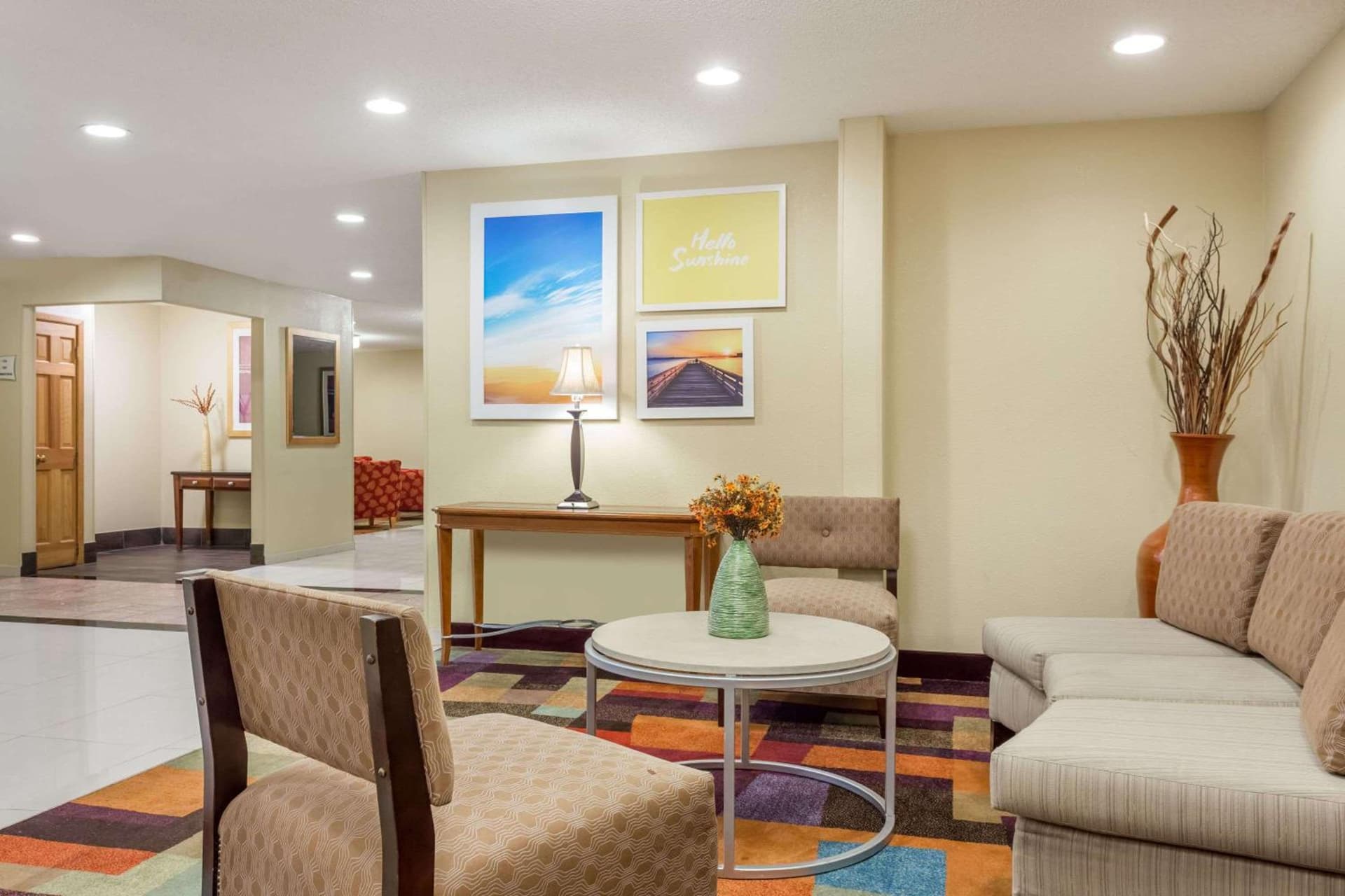Days Inn & Suites by Wyndham Bloomington/Normal IL interior in Bloomington, IL — gallery photo 2