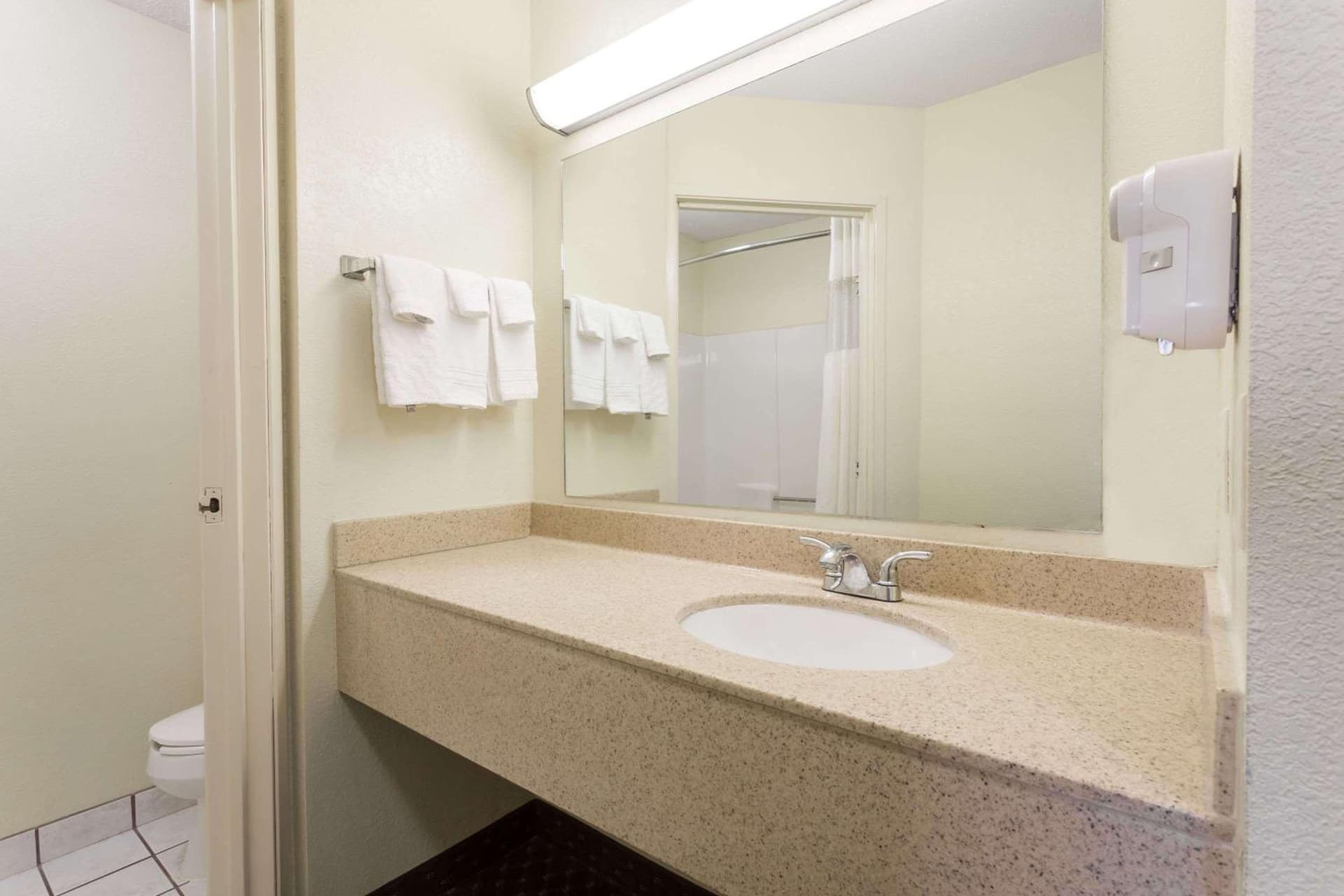 Days Inn & Suites by Wyndham Bloomington/Normal IL interior in Bloomington, IL — gallery photo 2