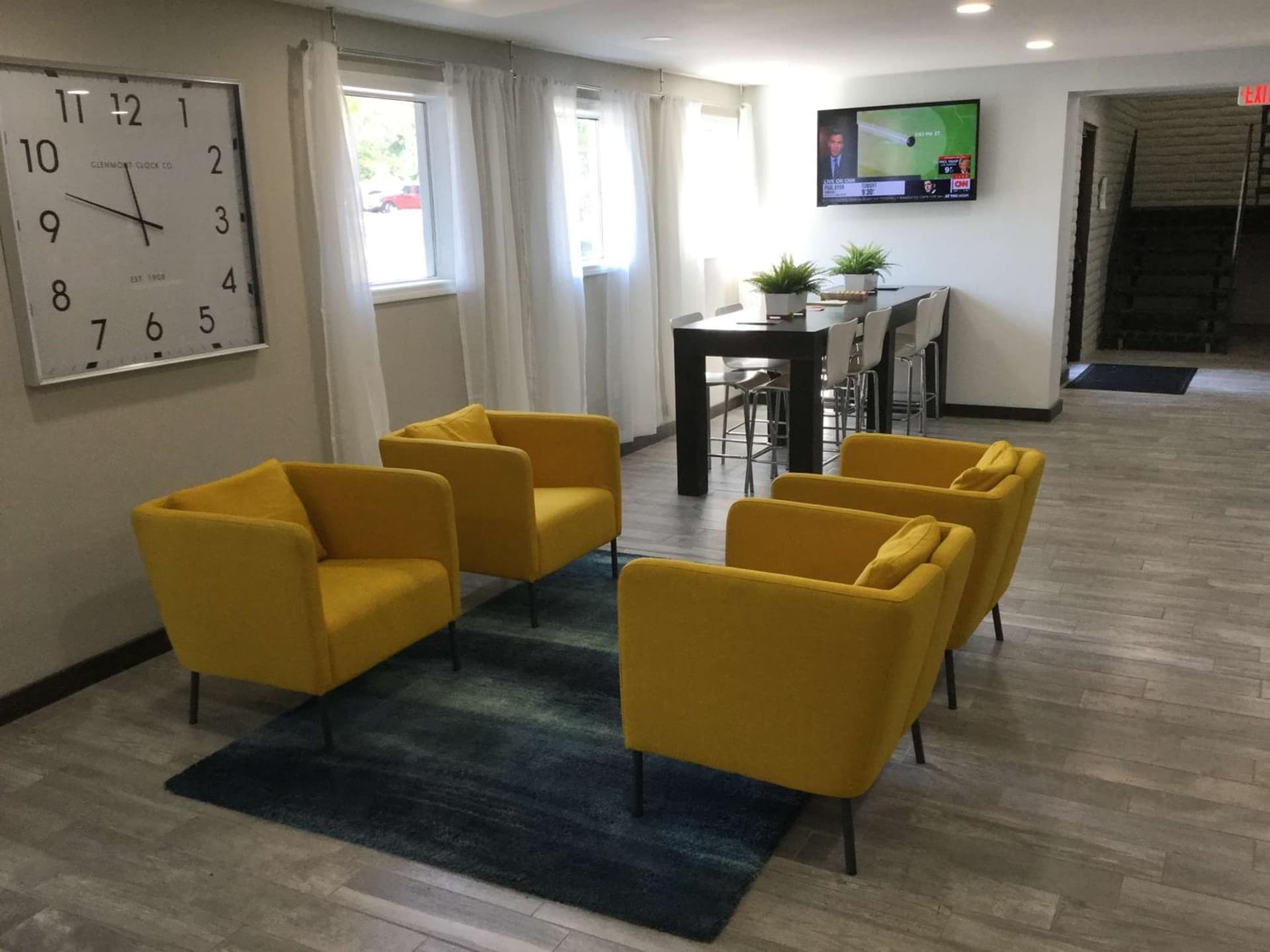 Days Inn & Suites by Wyndham Cincinnati North interior in Springdale, OH — gallery photo 2
