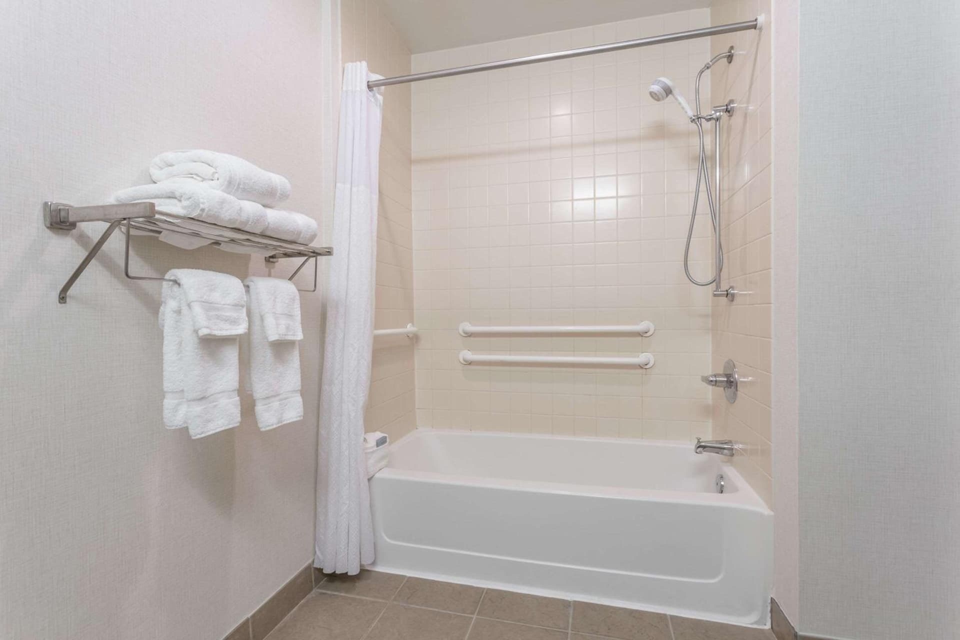 Wingate by Wyndham High Point Greensboro Airport South gallery photo in High Point, NC — image 41