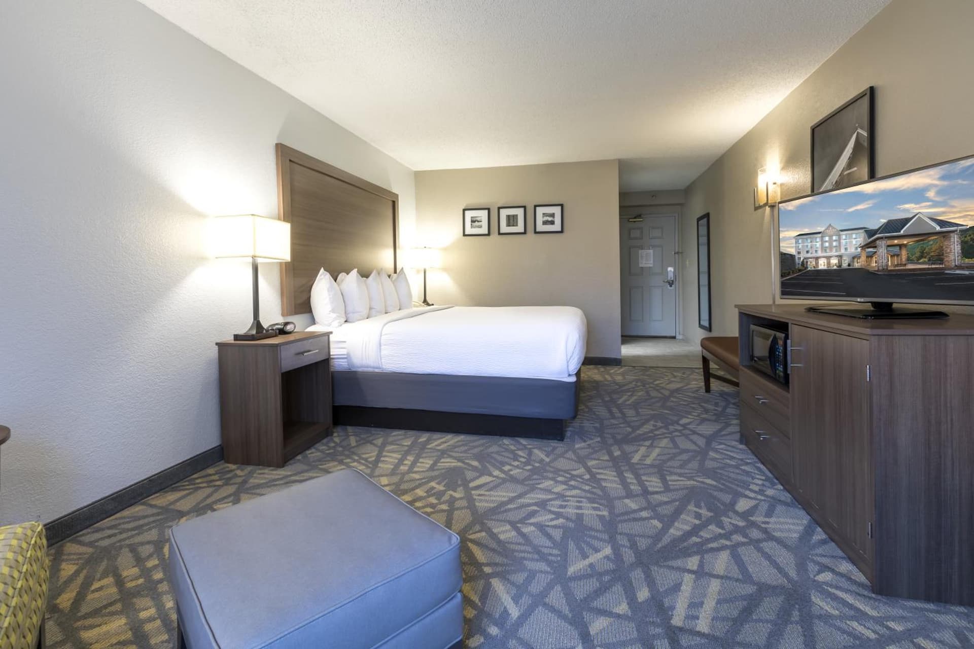 La Quinta Inn & Suites by Wyndham Downtown Asheville interior in Asheville, NC — gallery photo 2