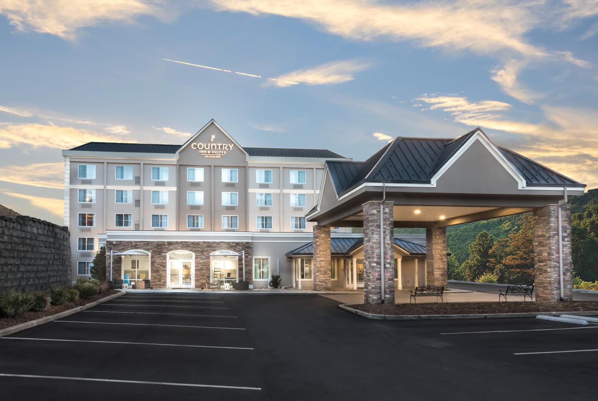 La Quinta Inn & Suites by Wyndham Downtown Asheville gallery photo in Asheville, NC — image 59