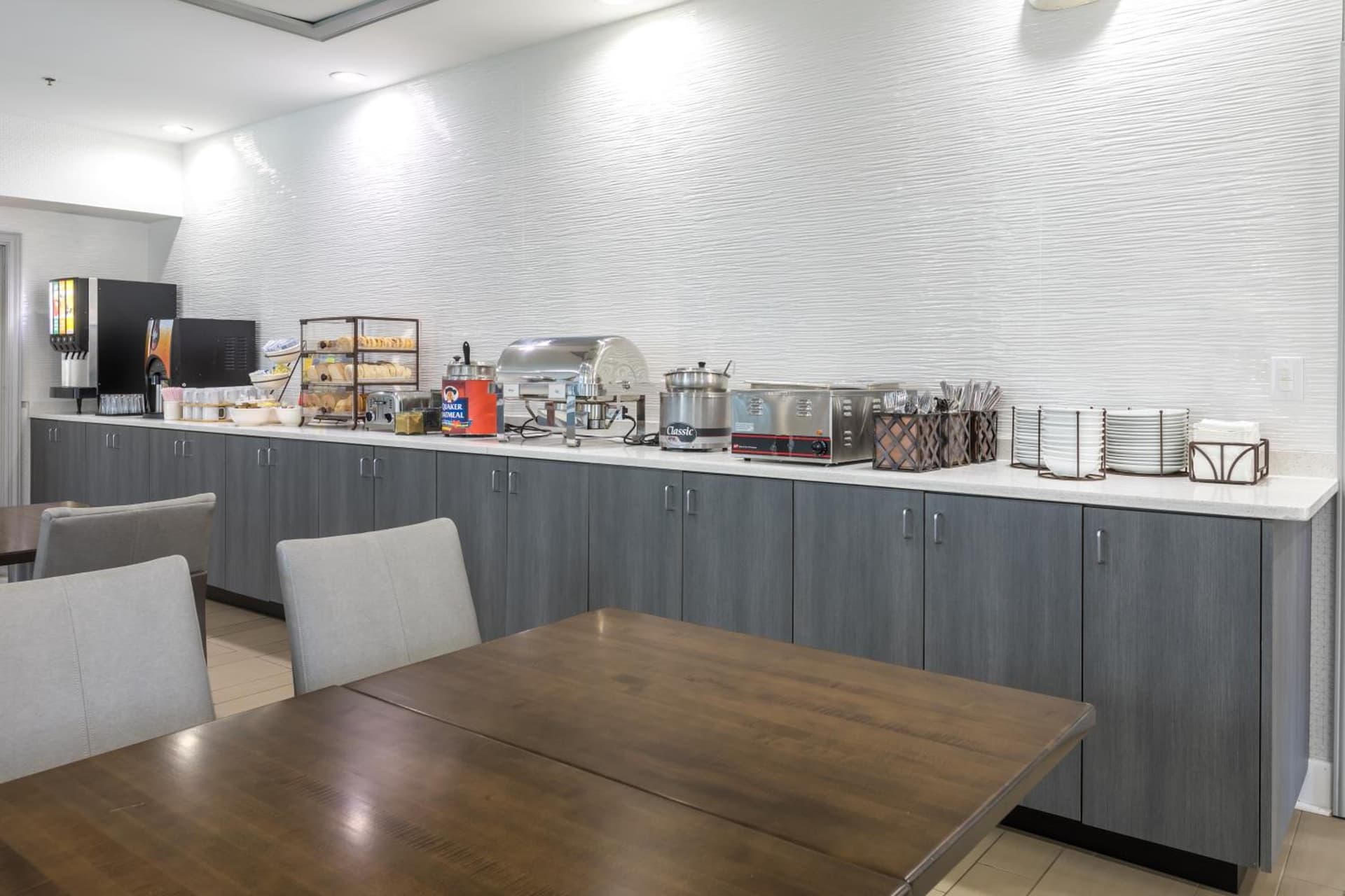 La Quinta Inn & Suites by Wyndham Downtown Asheville gallery photo in Asheville, NC — image 4