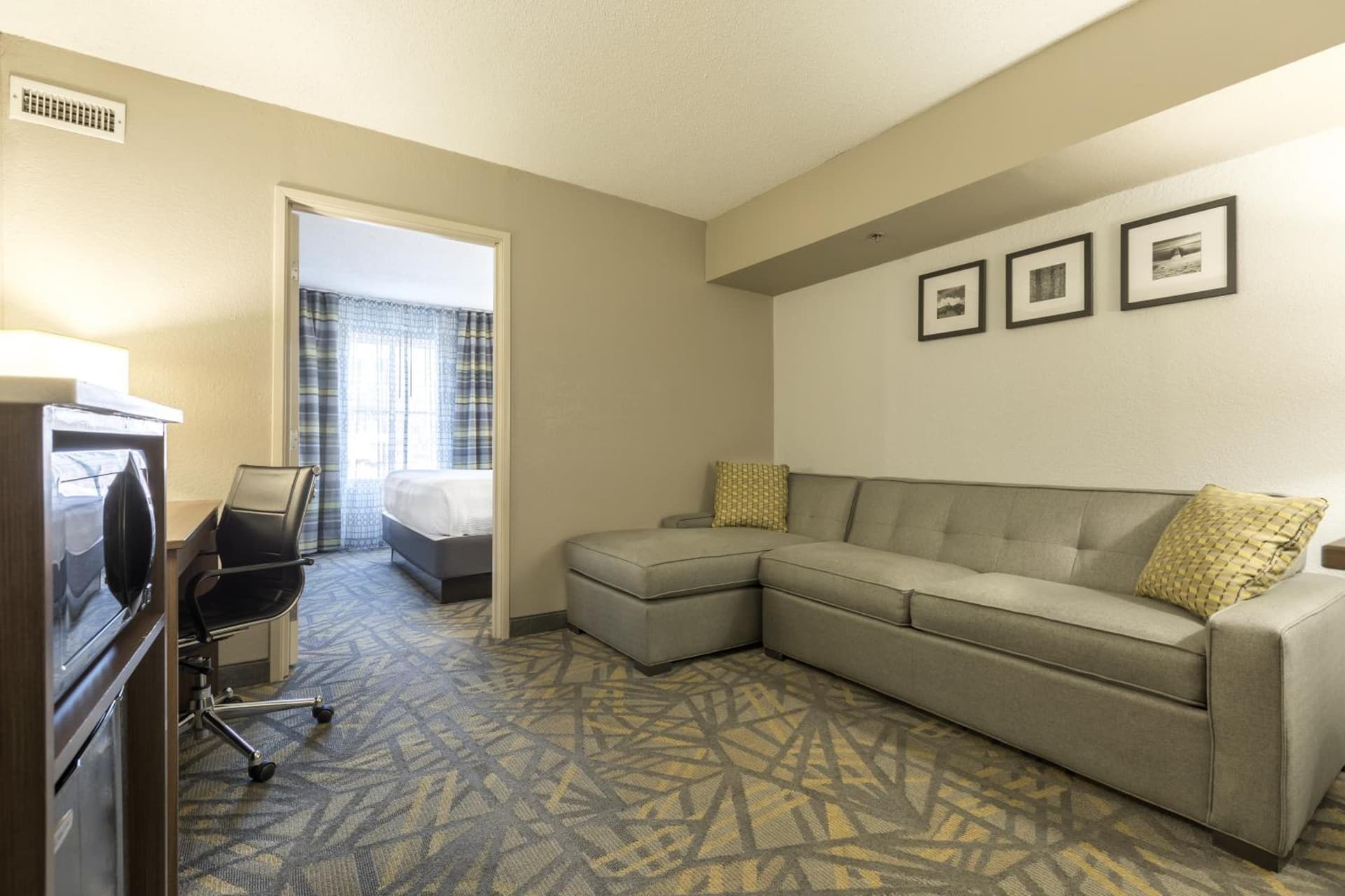 La Quinta Inn & Suites by Wyndham Downtown Asheville gallery photo in Asheville, NC — image 13