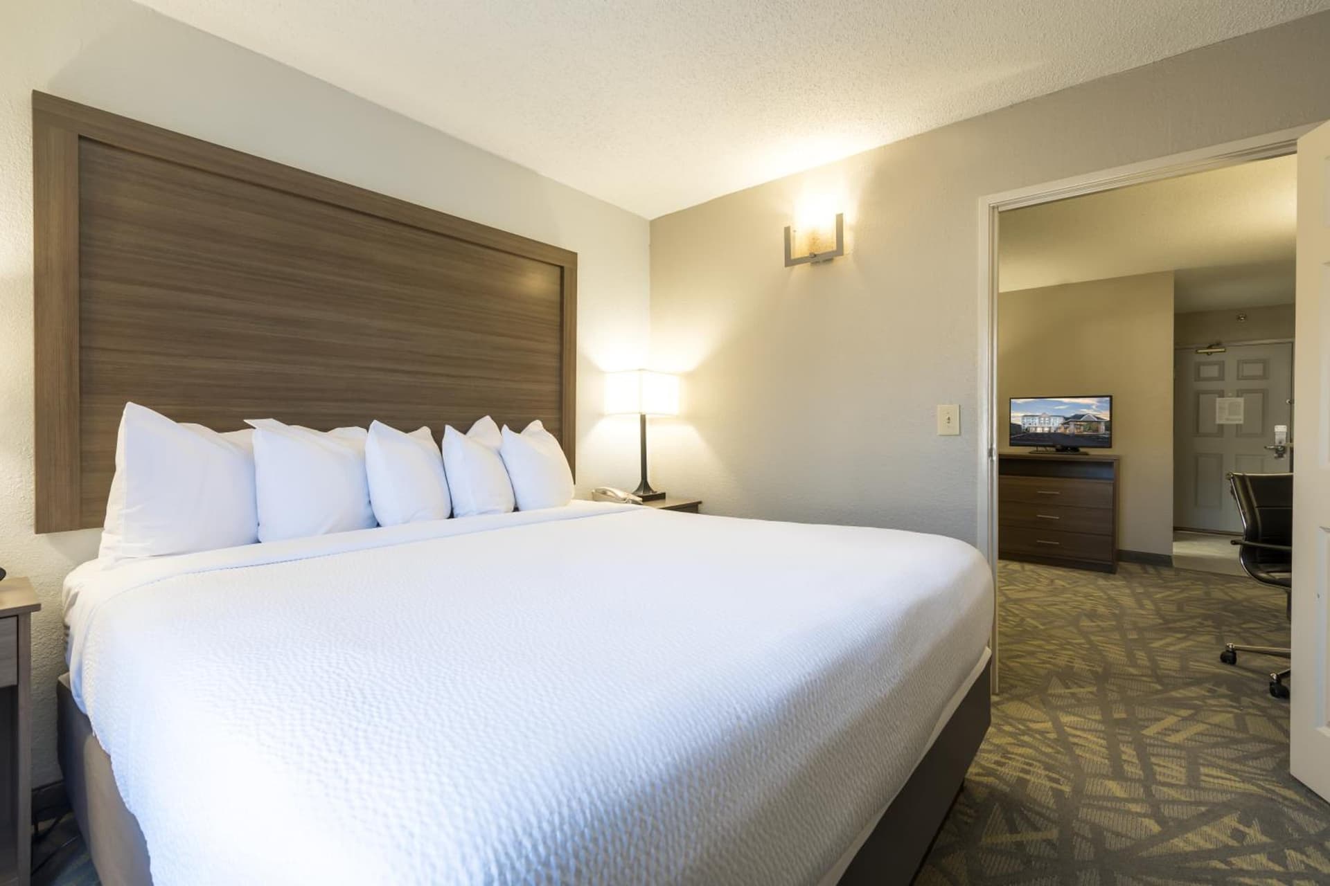 La Quinta Inn & Suites by Wyndham Downtown Asheville gallery photo in Asheville, NC — image 7