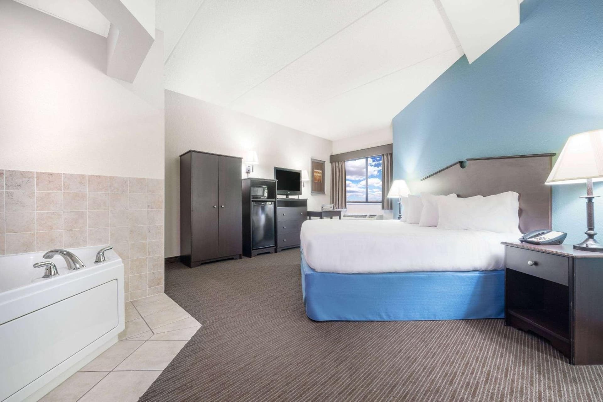 AmericInn by Wyndham Green Bay East gallery photo in Green Bay, WI — image 24