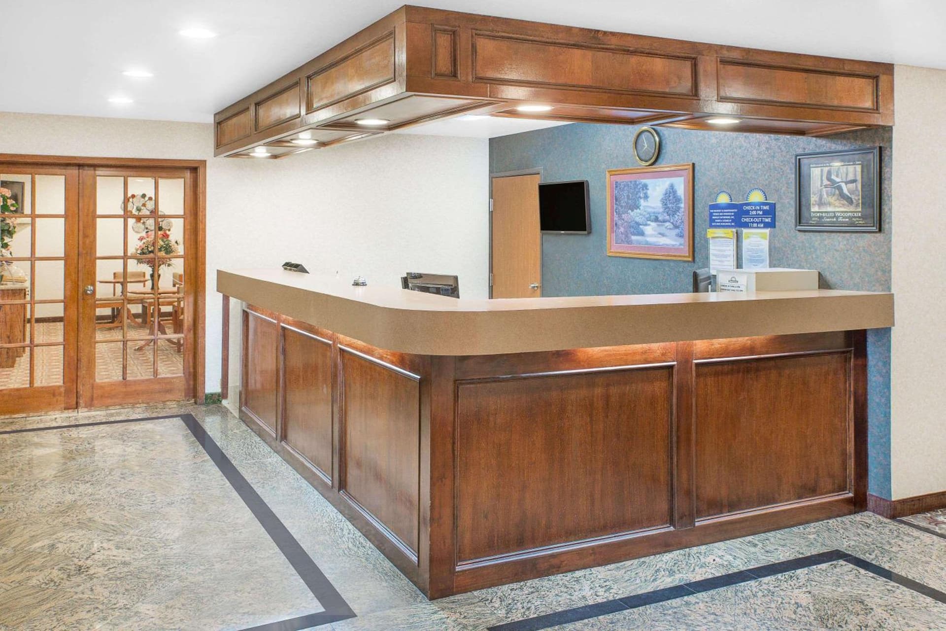 Days Inn & Suites by Wyndham Brinkley interior in Brinkley, AR — gallery photo 2