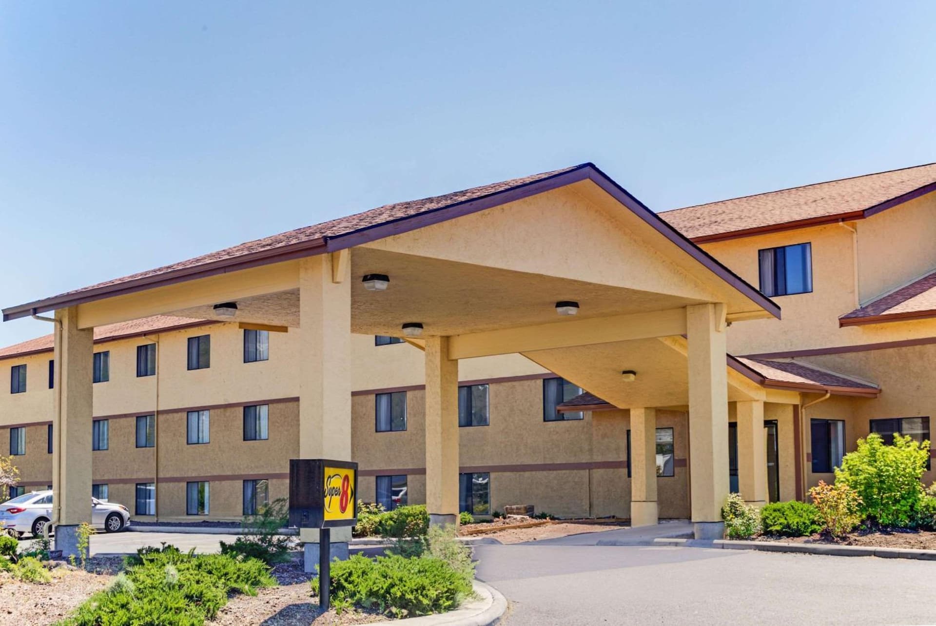 Super 8 by Wyndham Klamath Falls interior in Klamath Falls, OR — gallery photo 2