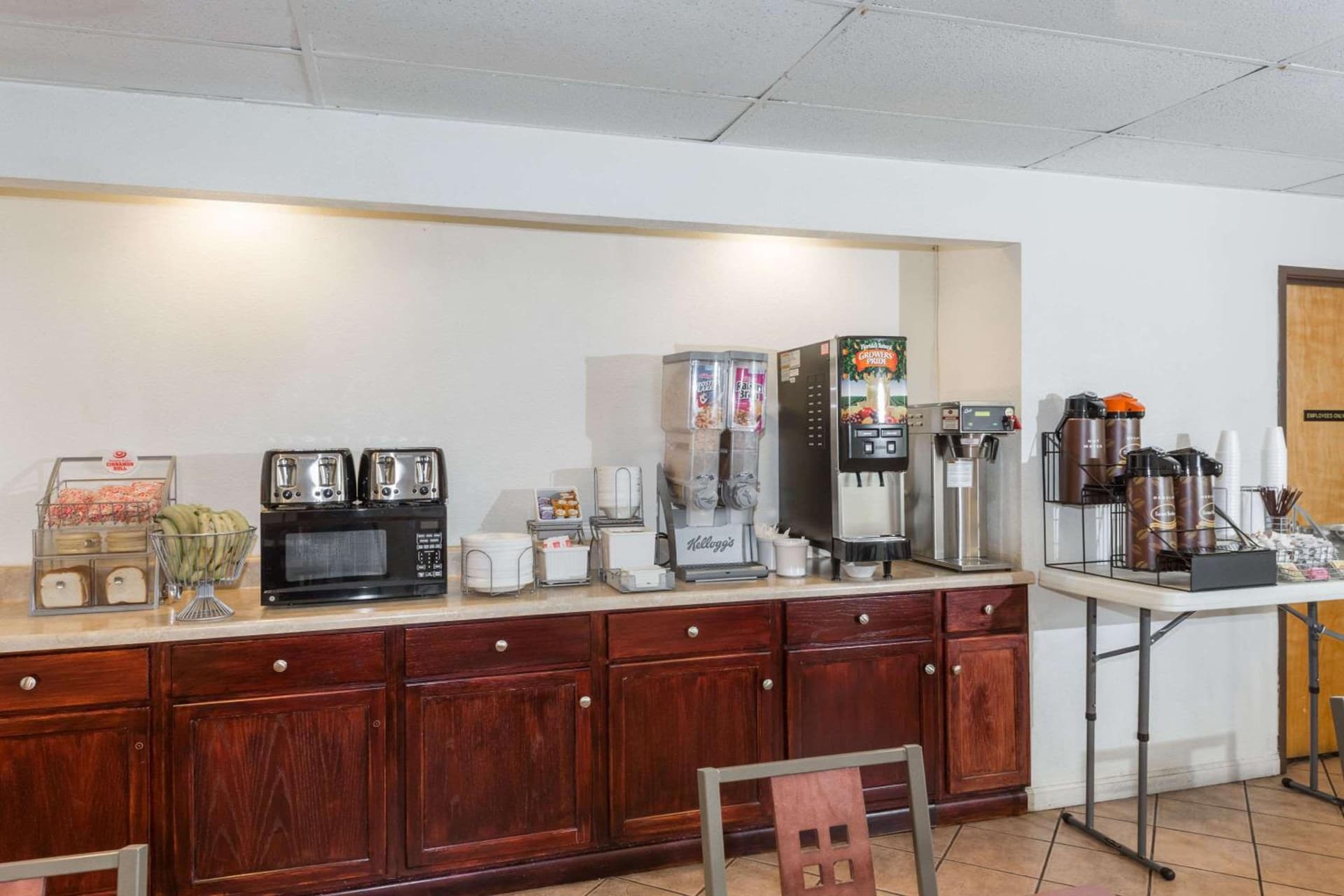Super 8 by Wyndham Pompano Beach gallery photo in Pompano Beach, FL — image 12