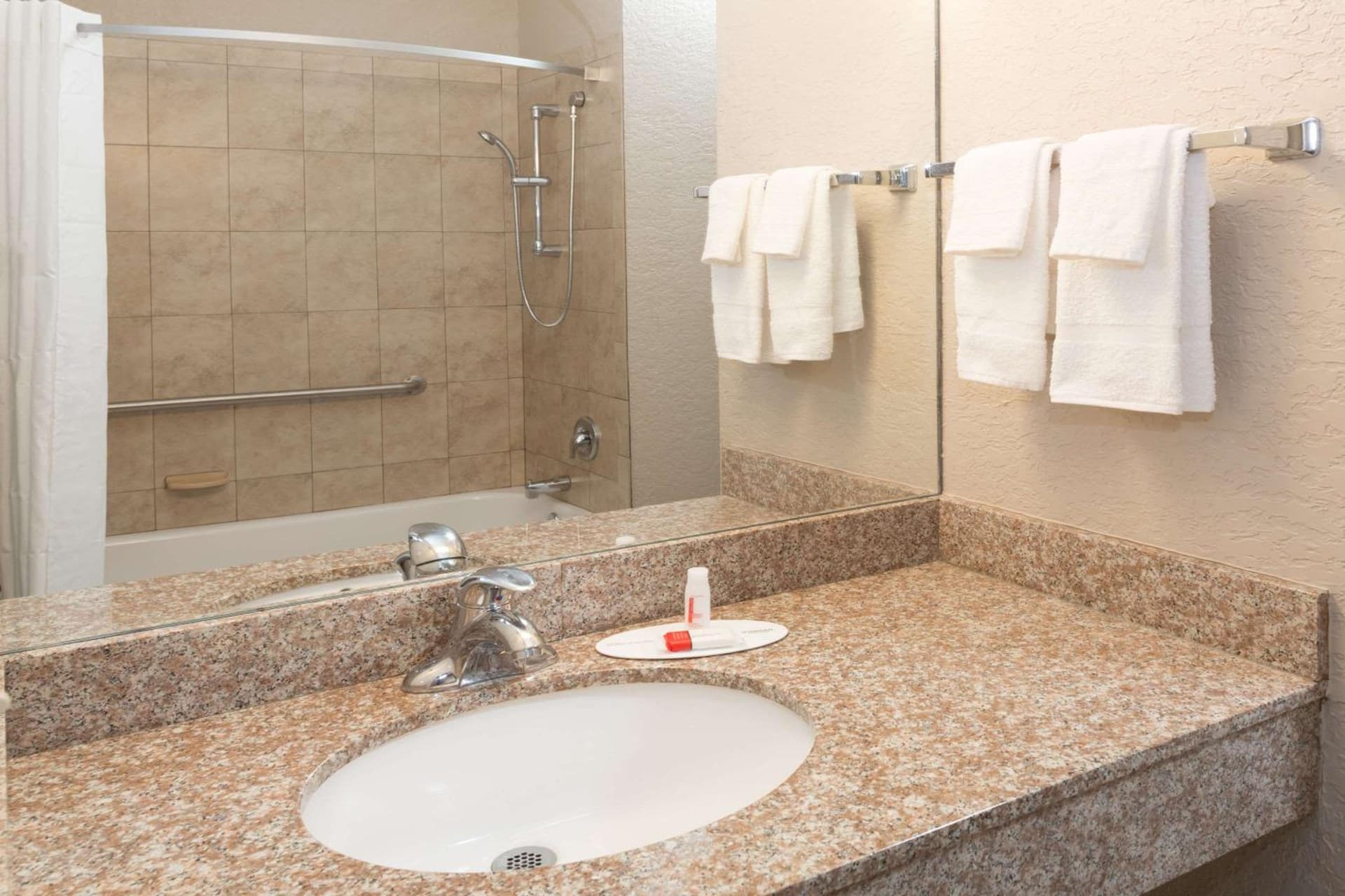 Super 8 by Wyndham Pompano Beach gallery photo in Pompano Beach, FL — image 4