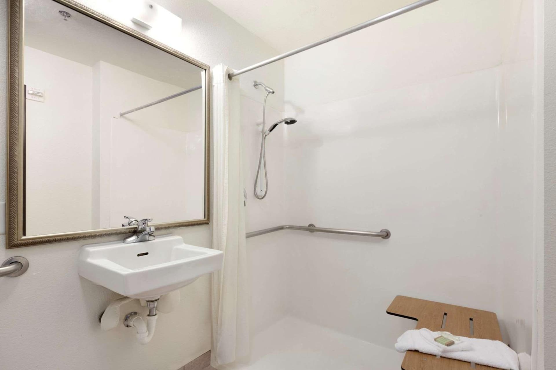 Super 8 by Wyndham Garland Rowlett East Dallas Area interior in Garland, TX — gallery photo 2