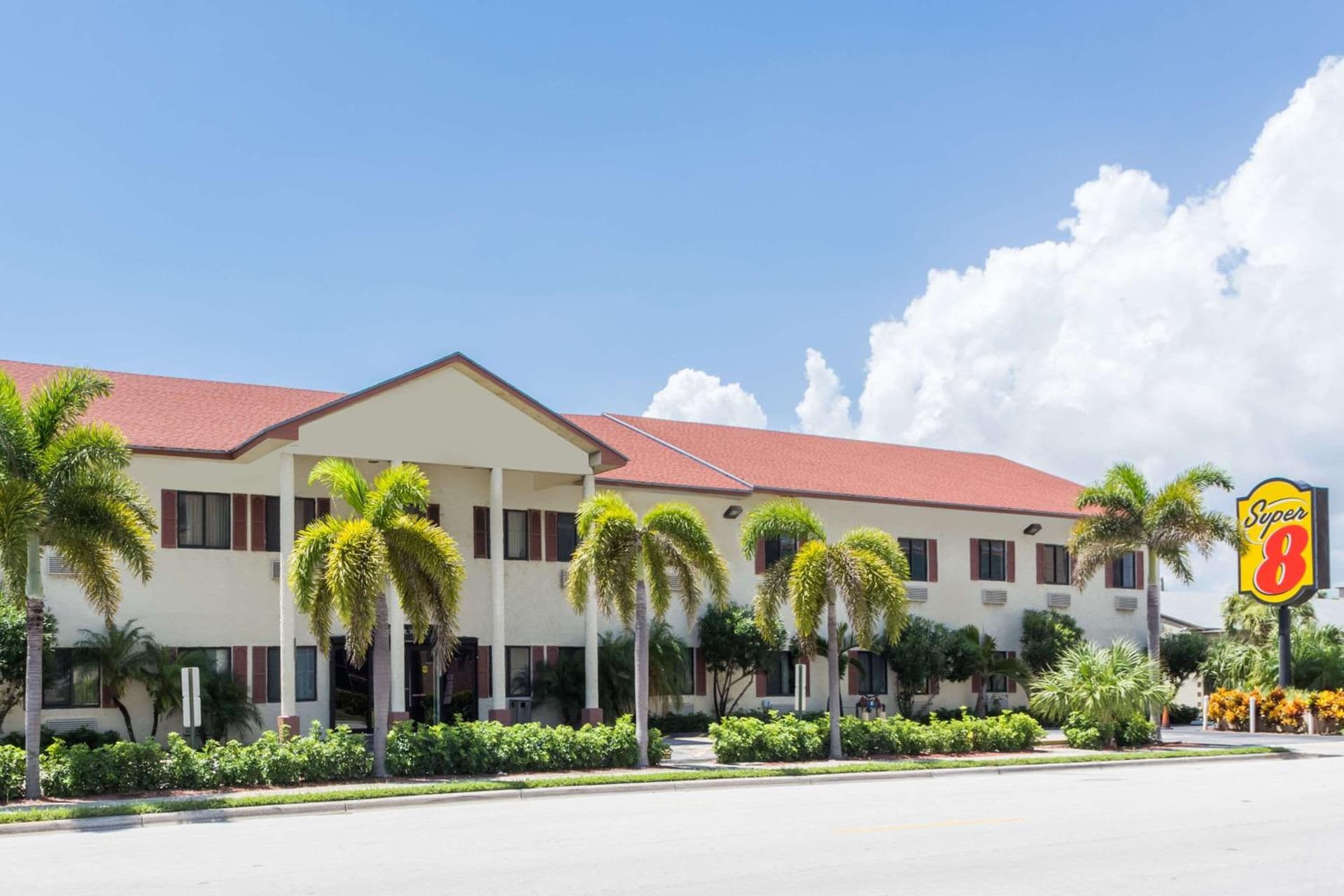 Super 8 by Wyndham Pompano Beach — hotel in Pompano Beach, Florida