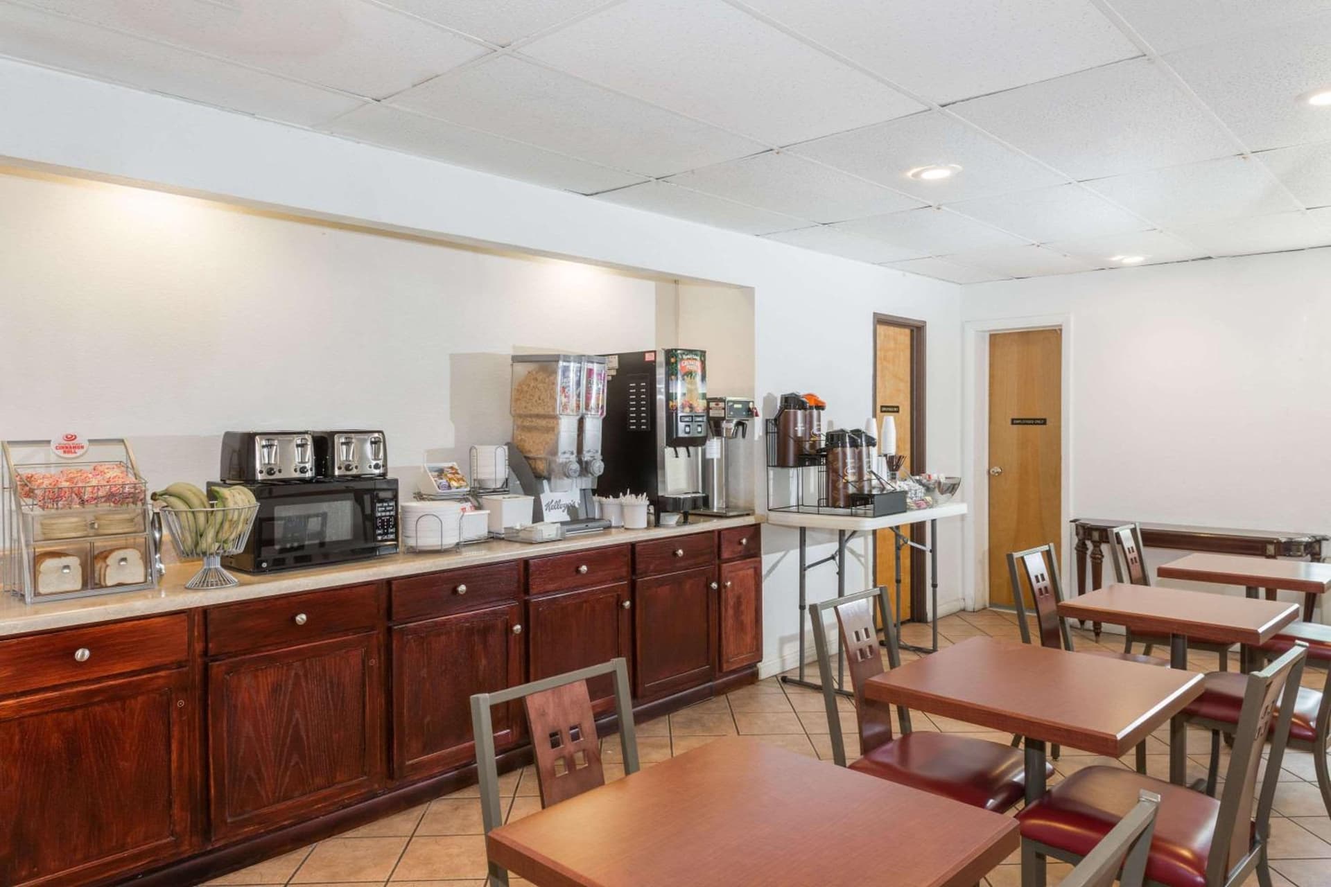 Super 8 by Wyndham Pompano Beach gallery photo in Pompano Beach, FL — image 9