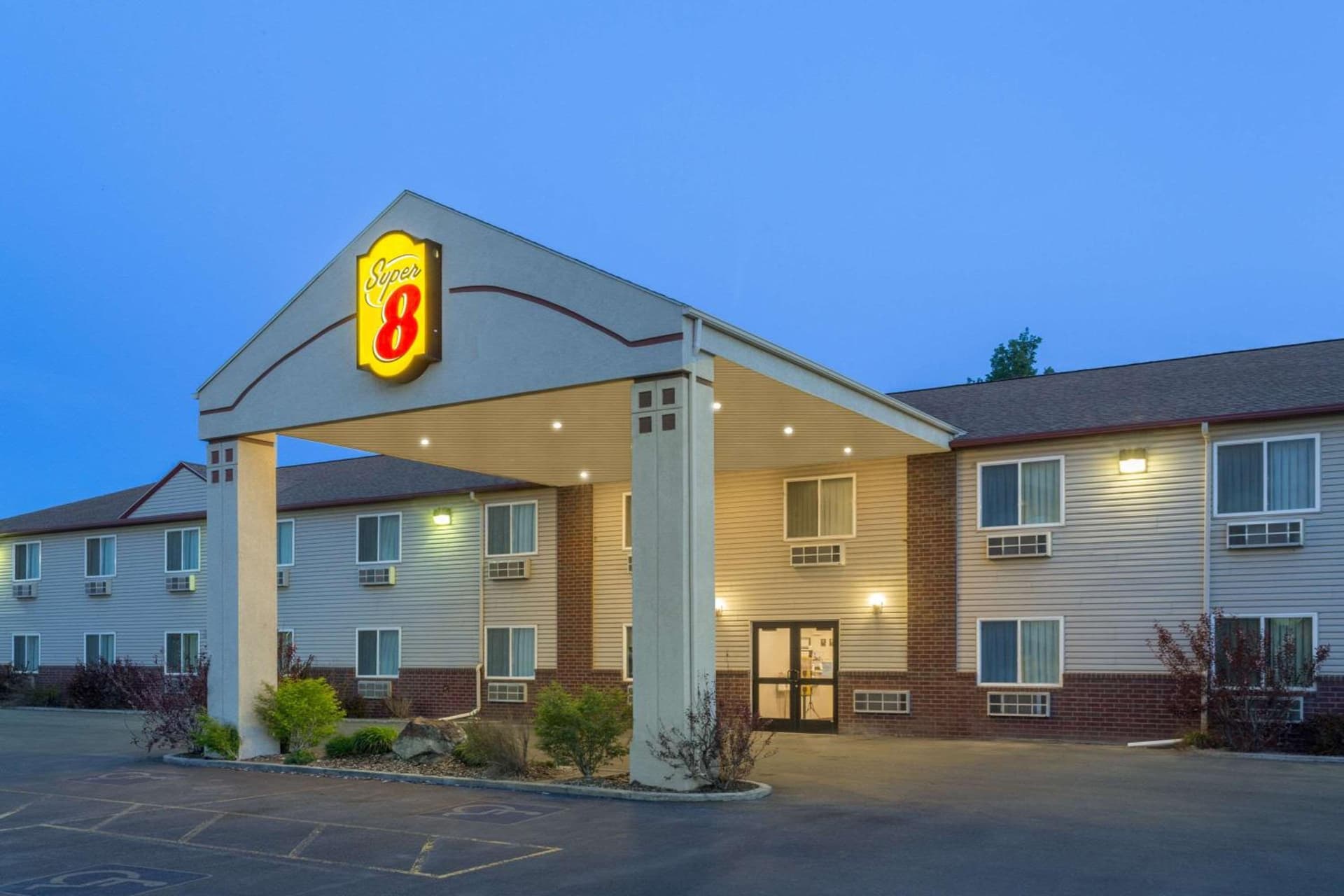 Super 8 by Wyndham Super 8 Blackfoot interior in Blackfoot, ID — gallery photo 2