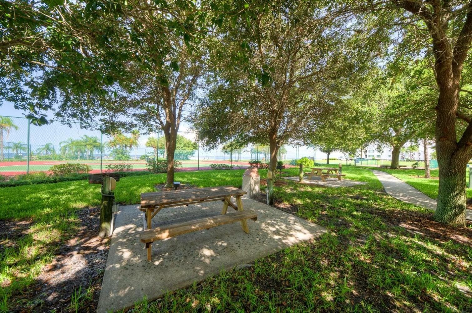 TAMPA BAY, BEACH step away, WIFI, FREE PARKING,POOLS, JACUZZI gallery photo in Ruskin, FL — image 17