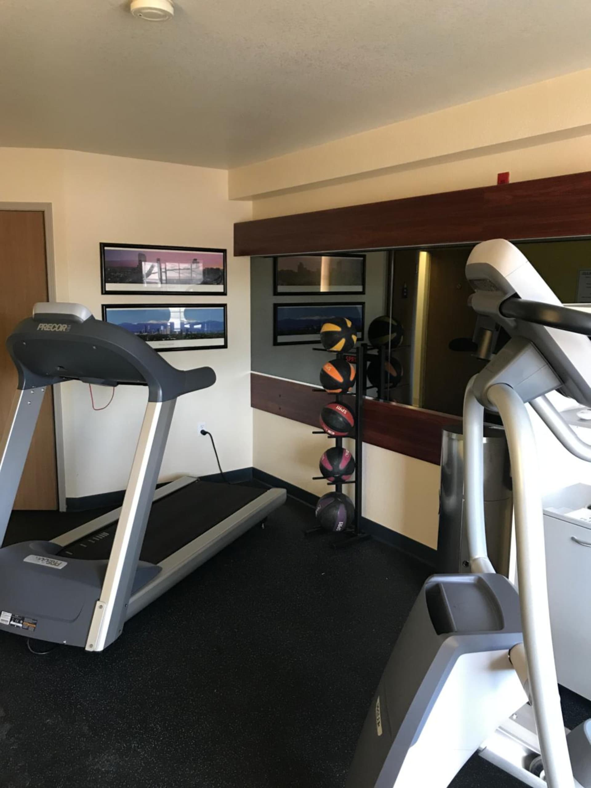 Days Inn & Suites by Wyndham Greeley gallery photo in Greeley, CO — image 8