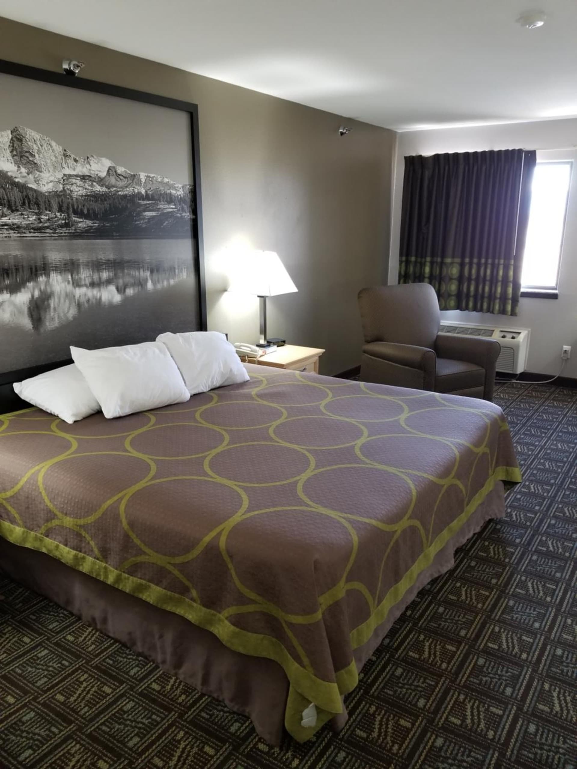 Super 8 by Wyndham Fort Collins gallery photo in Fort Collins, CO — image 9