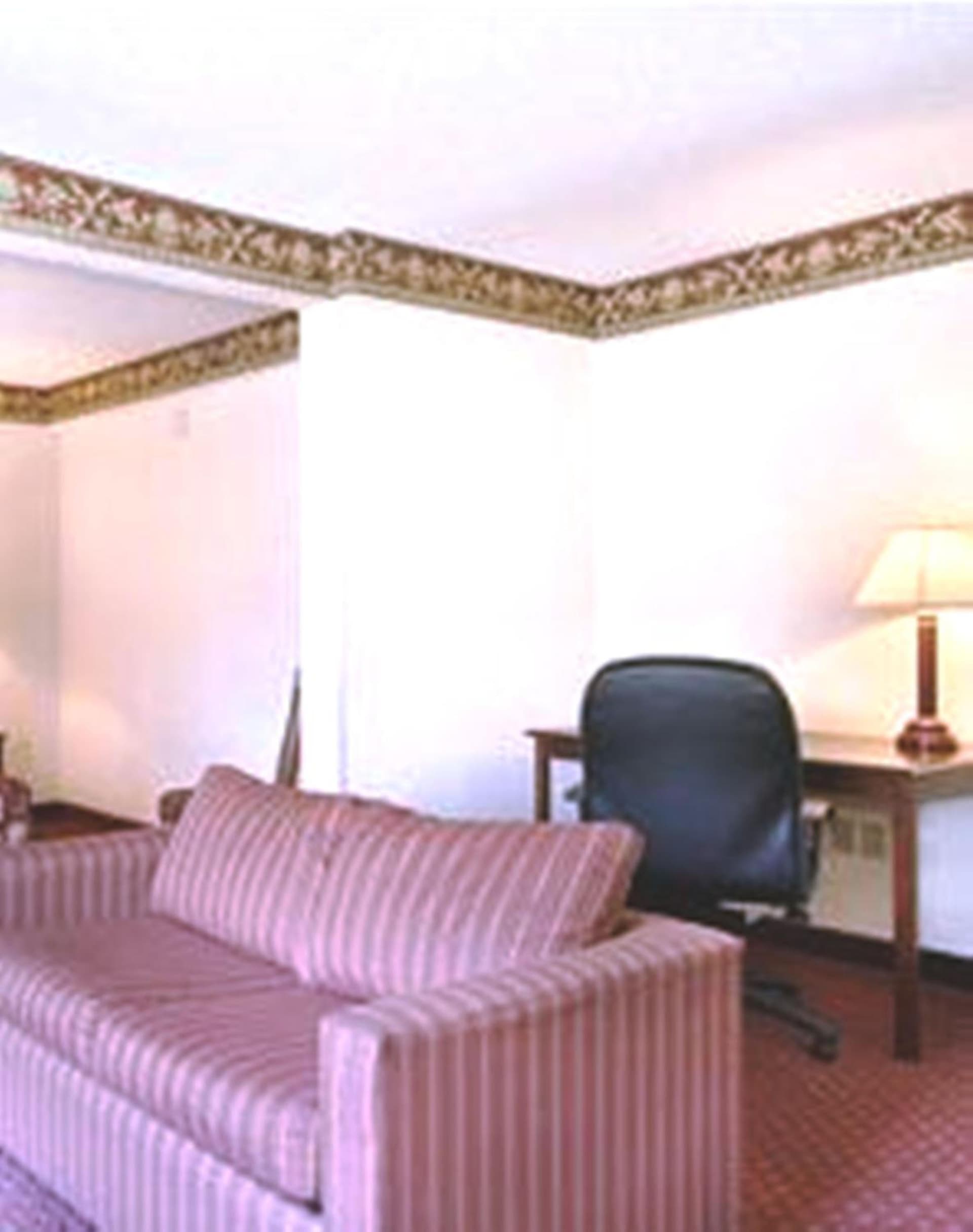 Jesup Inn & Suites interior in Jesup, GA — gallery photo 2