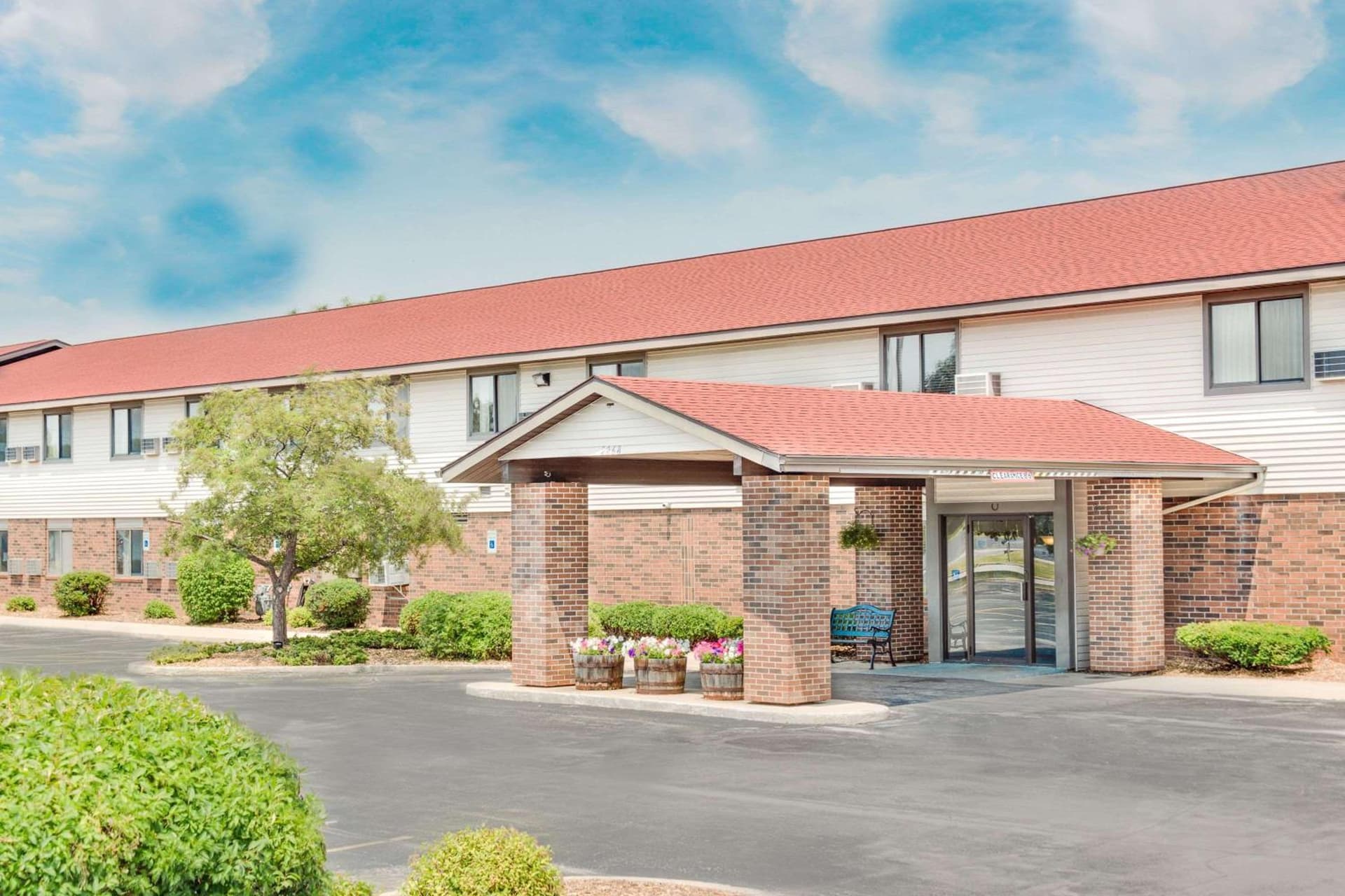 Super 8 by Wyndham Green Bay Near Stadium featured exterior or lobby in Green Bay, WI — similar hotel