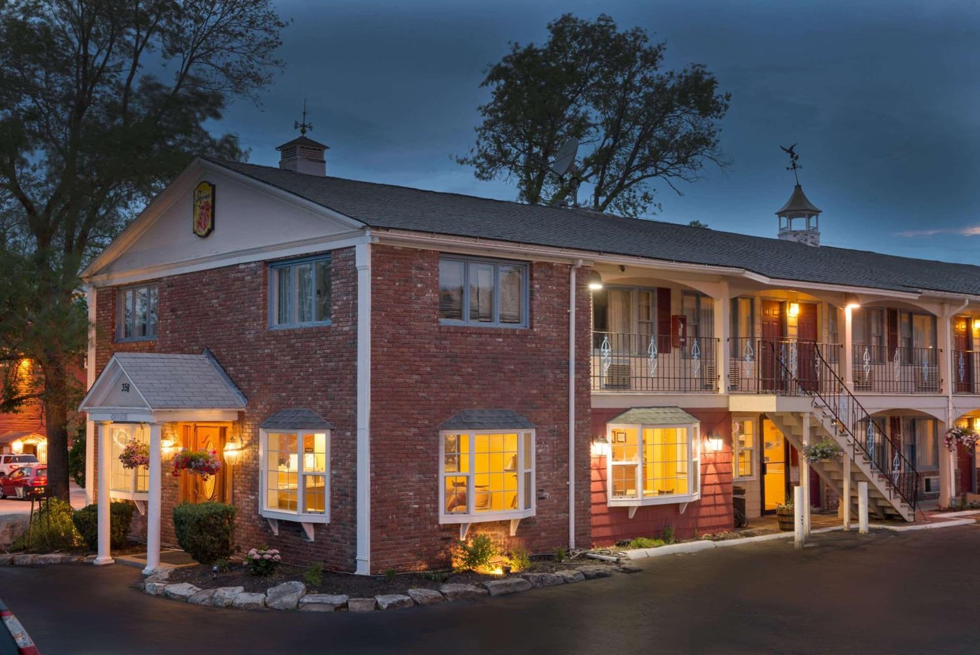 Super 8 by Wyndham Sturbridge interior in Sturbridge, MA — gallery photo 2
