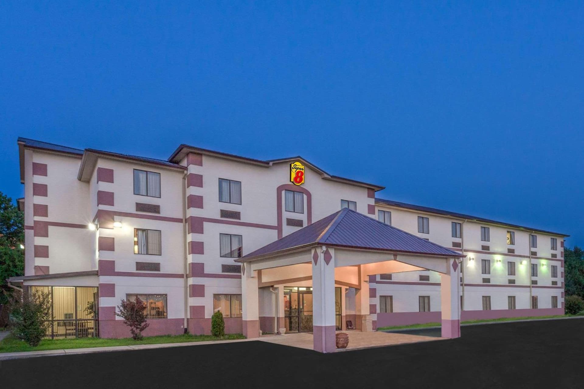 Super 8 by Wyndham Jackson Ridgeland interior in Jackson, MS — gallery photo 2