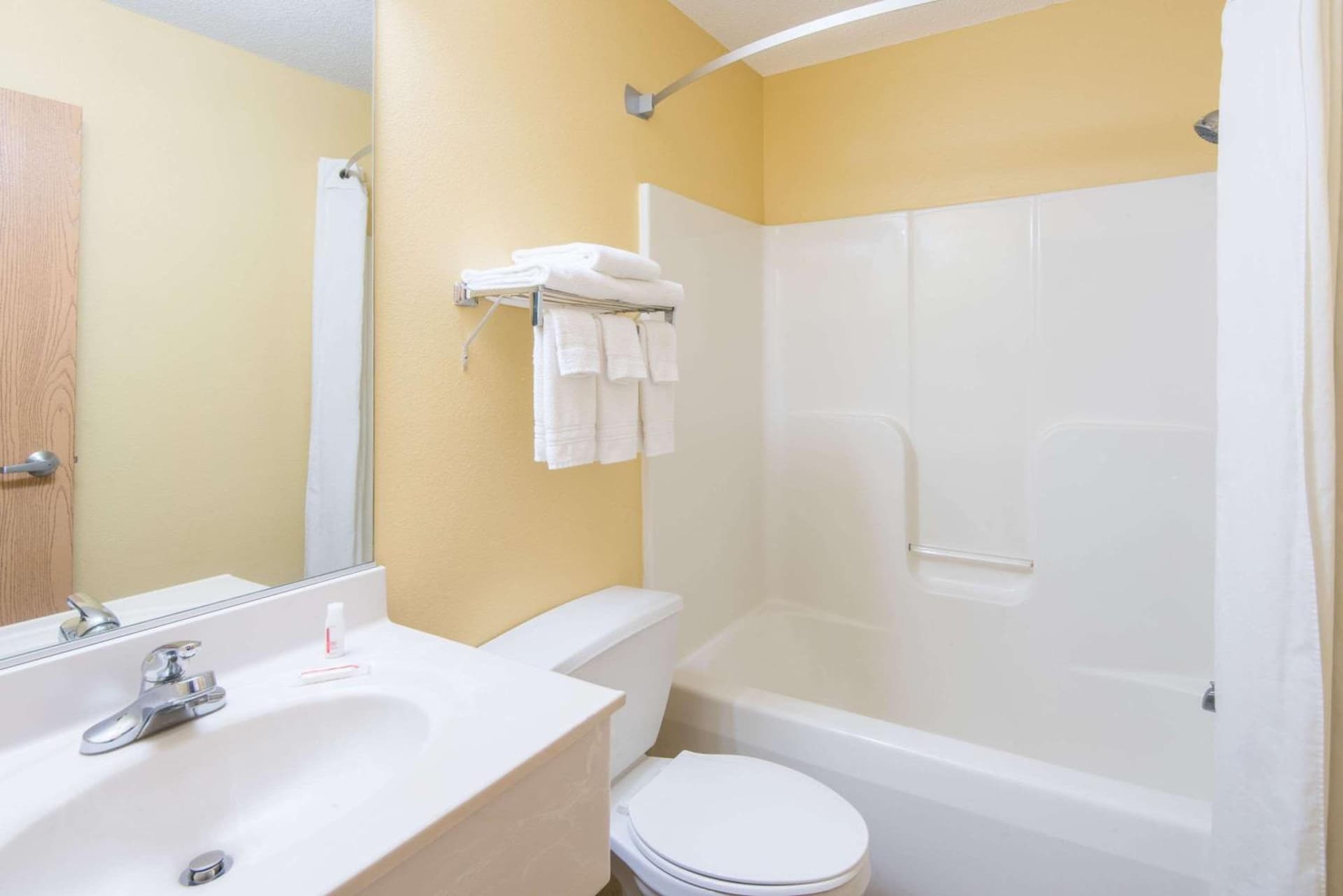 Super 8 by Wyndham Medina property views in Medina, OH — gallery photo 3