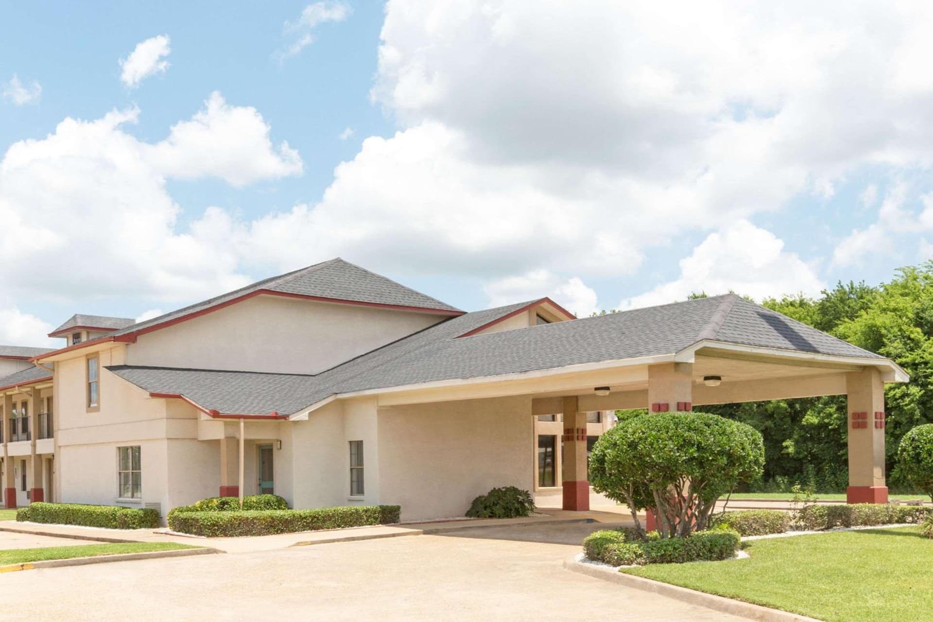 Super 8 by Wyndham Bossier City/Shreveport Area interior in Bossier City, LA — gallery photo 2