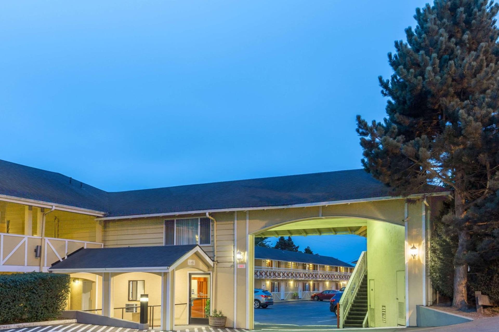 Global Inn interior in Coos Bay, OR — gallery photo 2