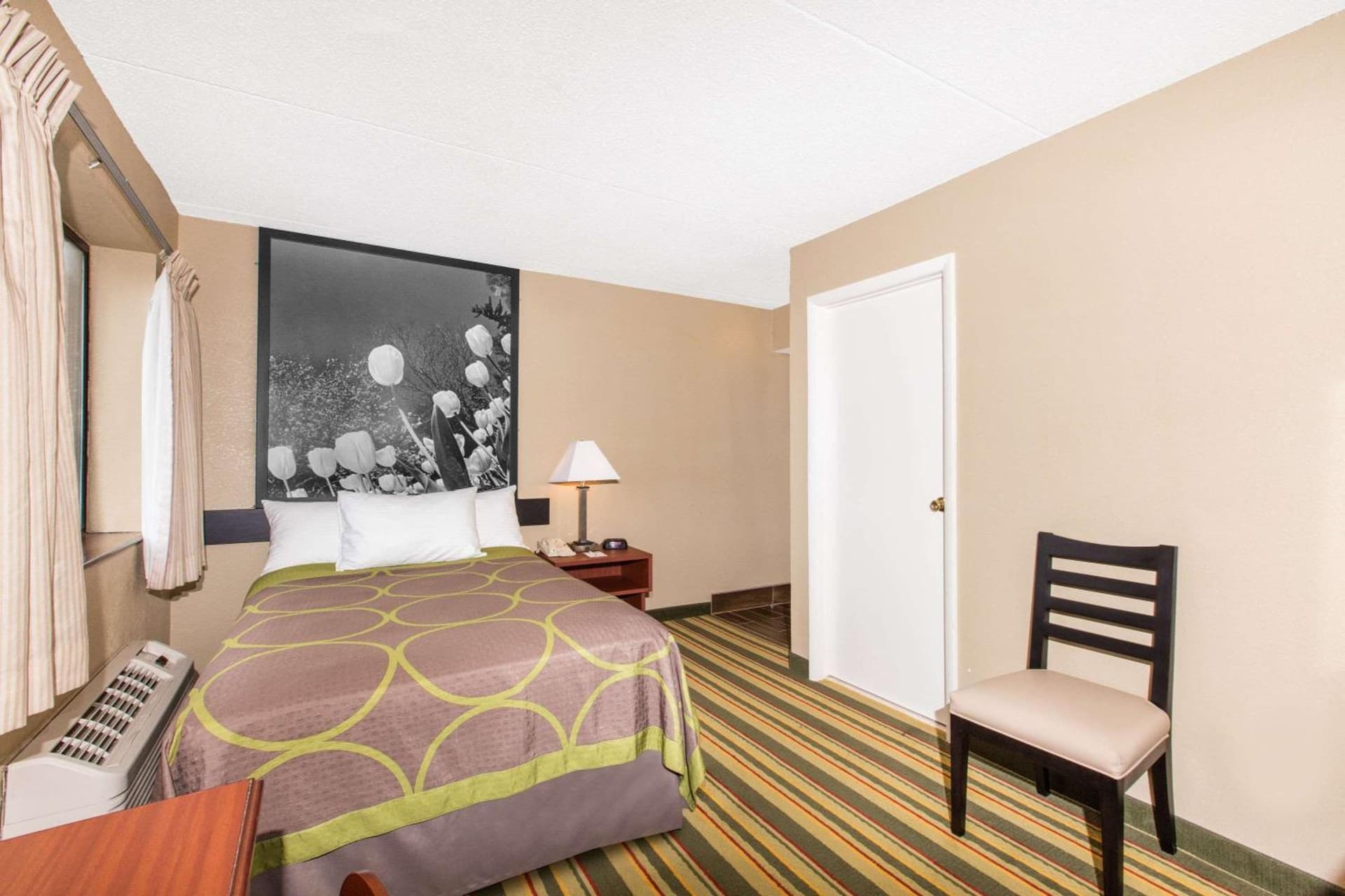 Super 8 by Wyndham Frederick gallery photo in Frederick, MD — image 14