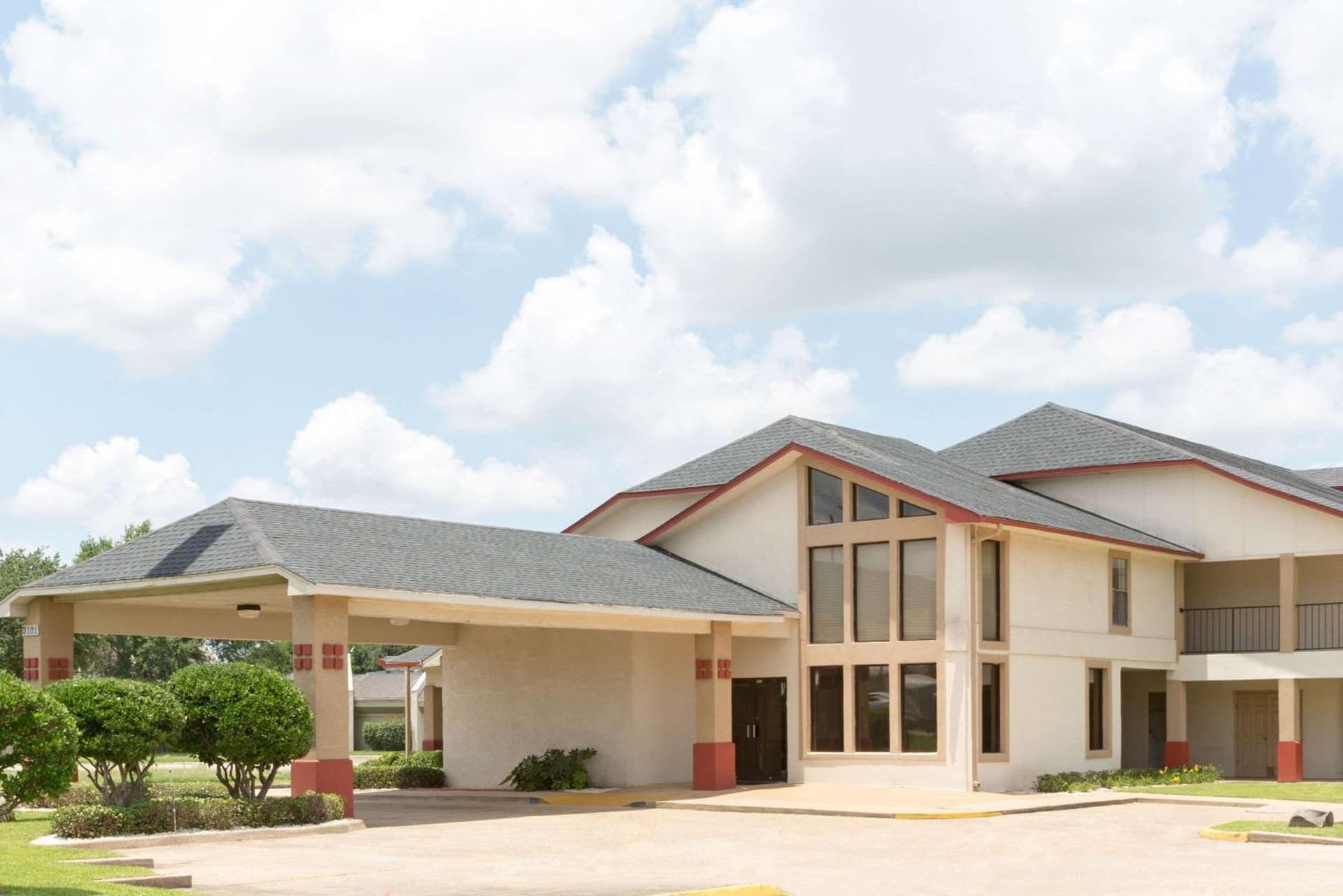 Super 8 by Wyndham Bossier City/Shreveport Area featured exterior or lobby in Bossier City, LA — similar hotel