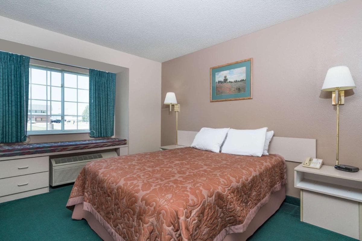 Super 8 by Wyndham Fargo Airport interior in Fargo, ND — gallery photo 2