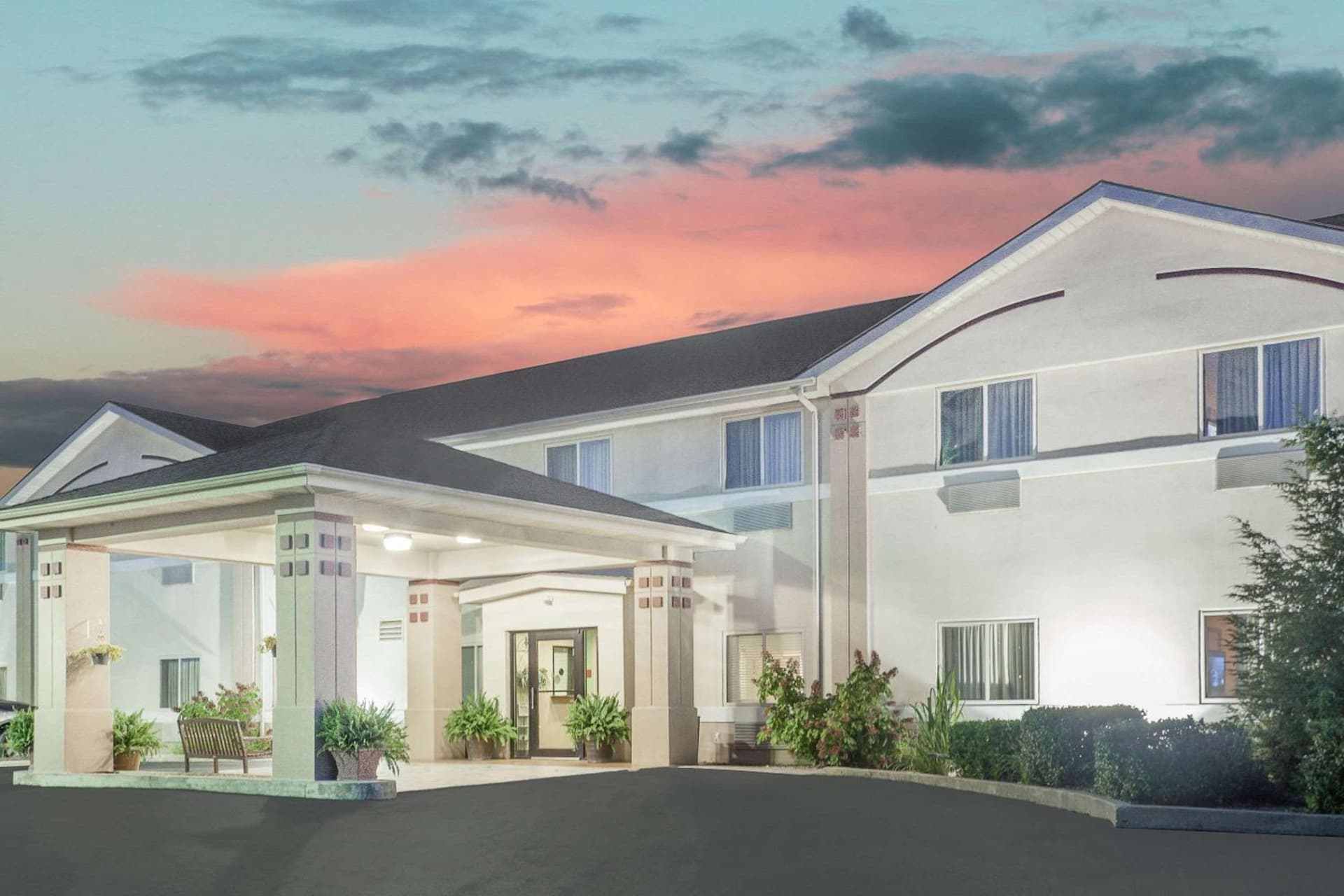 Super 8 by Wyndham Central City interior in Central City, KY — gallery photo 2