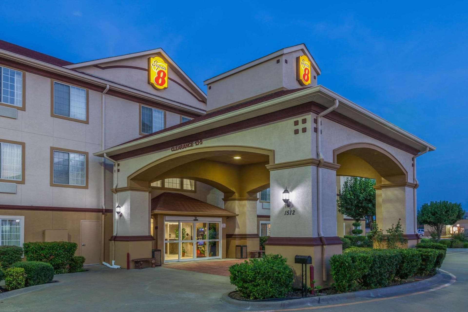 Super 8 by Wyndham Hillsboro TX interior in Hillsboro, TX — gallery photo 2