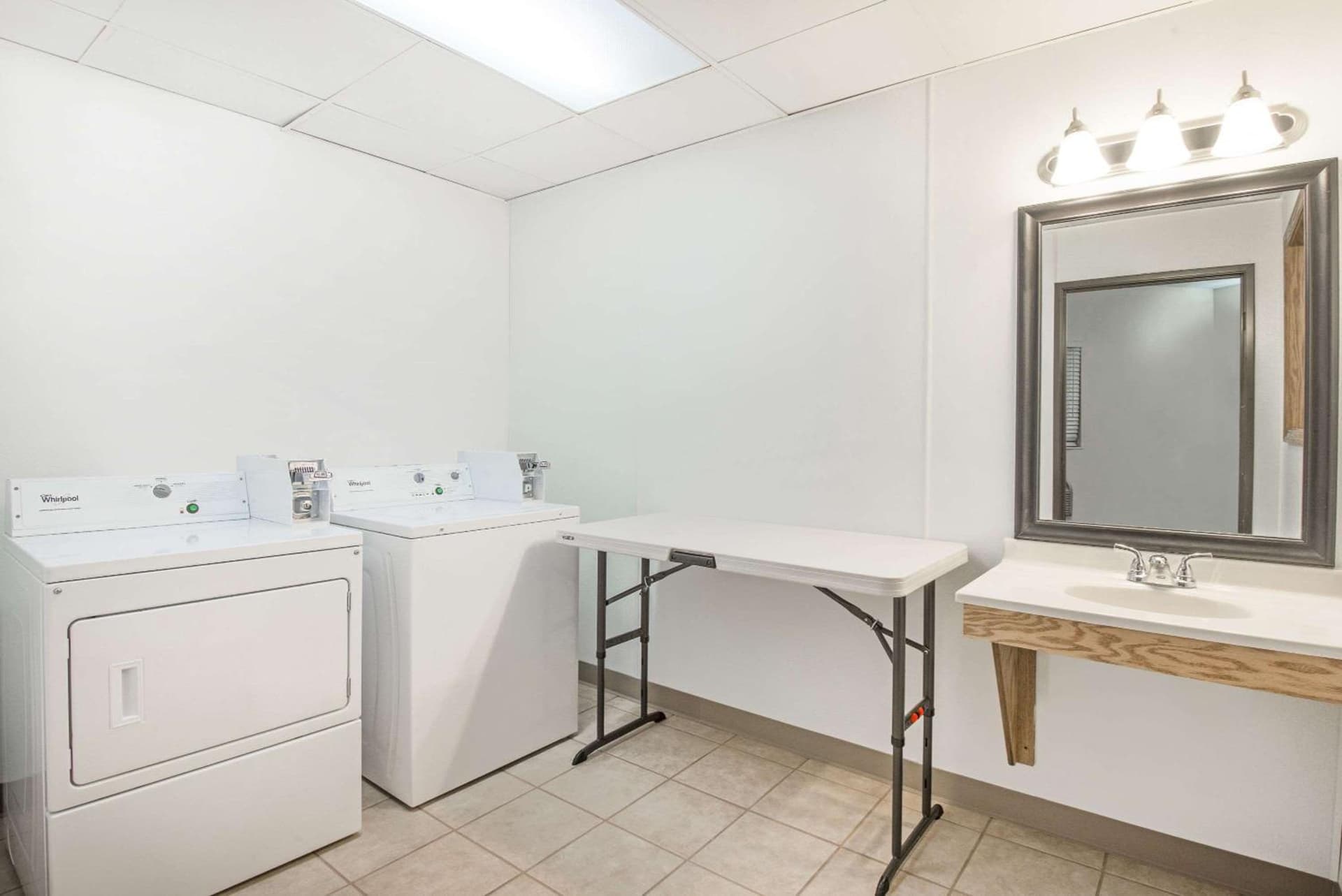 Super 8 by Wyndham Grove City interior in Grove City, PA — gallery photo 2