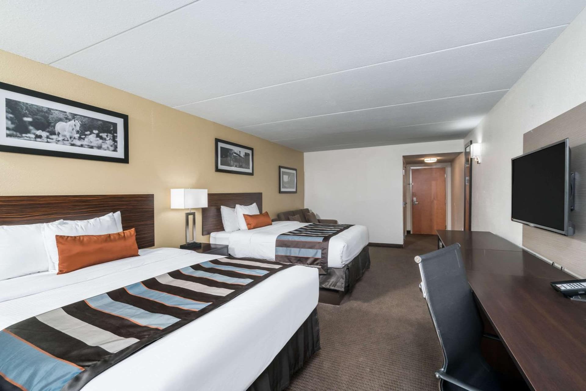 Wingate by Wyndham Bowling Green interior in Bowling Green, KY — gallery photo 2