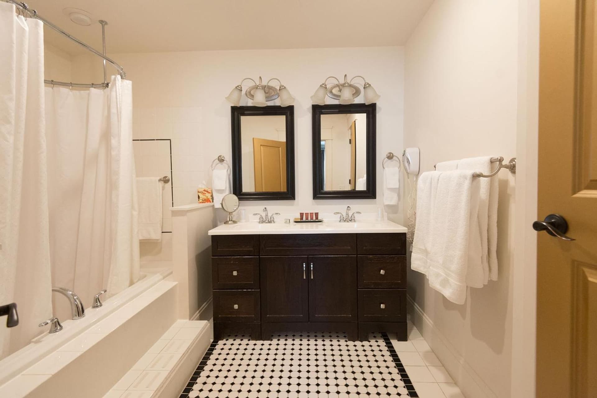 Camas Boutique Hotel gallery photo in Camas, WA — image 67
