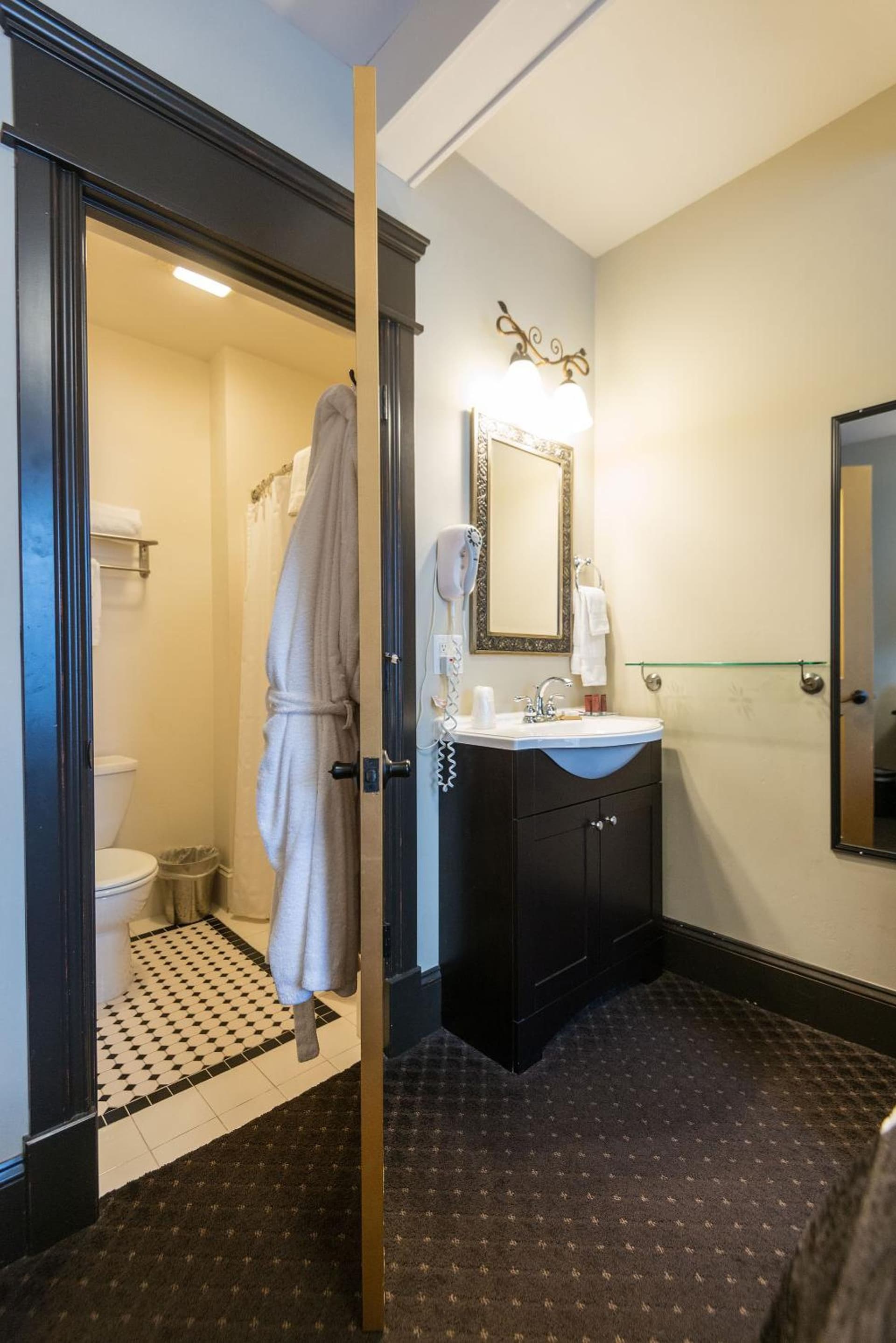 Camas Boutique Hotel gallery photo in Camas, WA — image 9