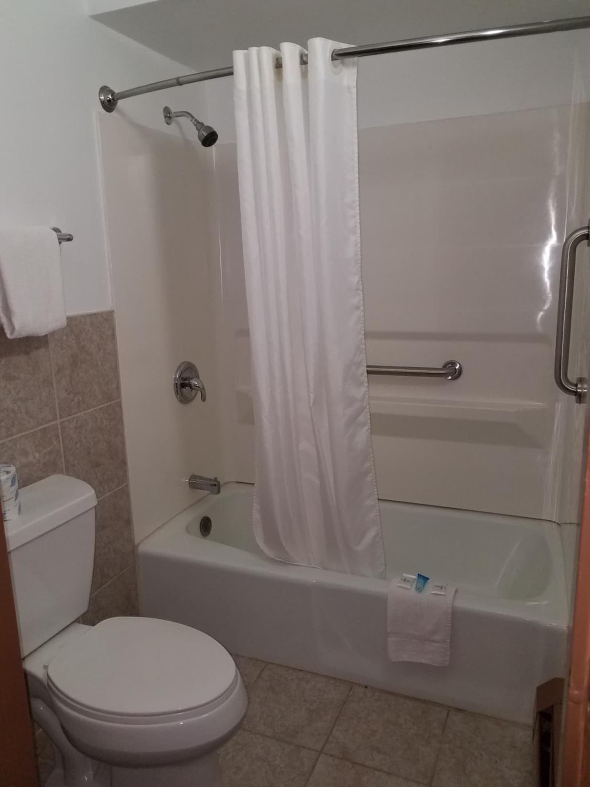 Red Carpet Inn Rochester property views in Rochester, MN — gallery photo 3