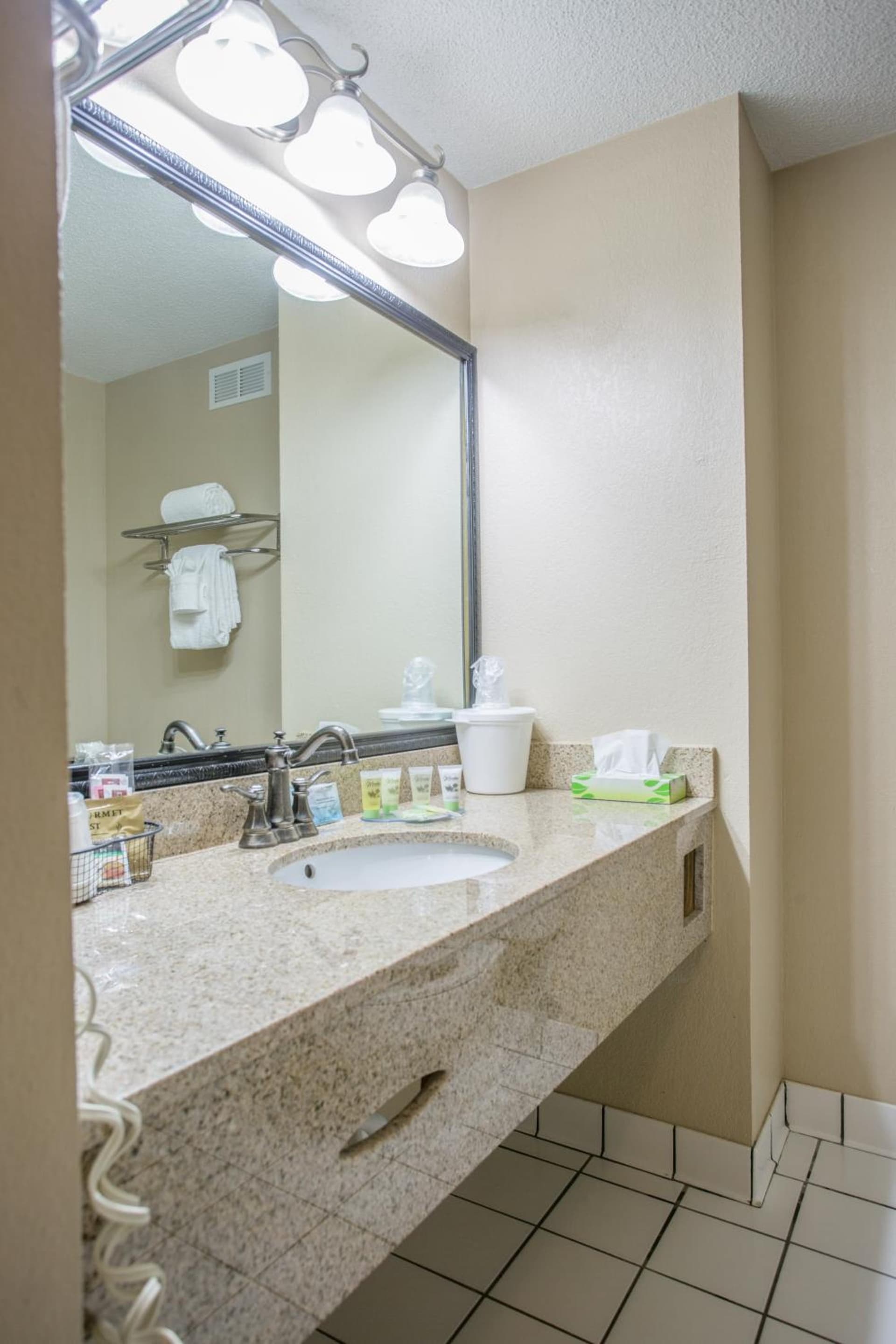 Days Inn & Suites by Wyndham Johnson City gallery photo in Johnson City, TN — image 32