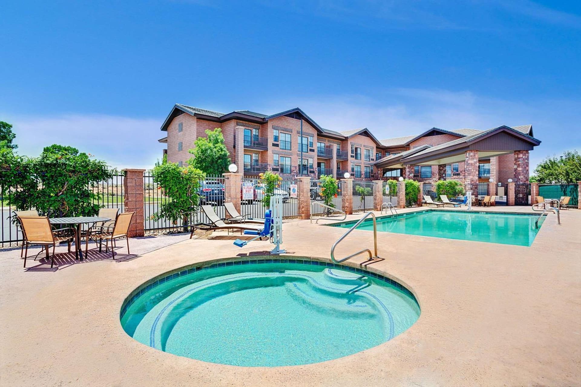 Days Inn & Suites by Wyndham Page Lake Powell property views in Page, AZ — gallery photo 3