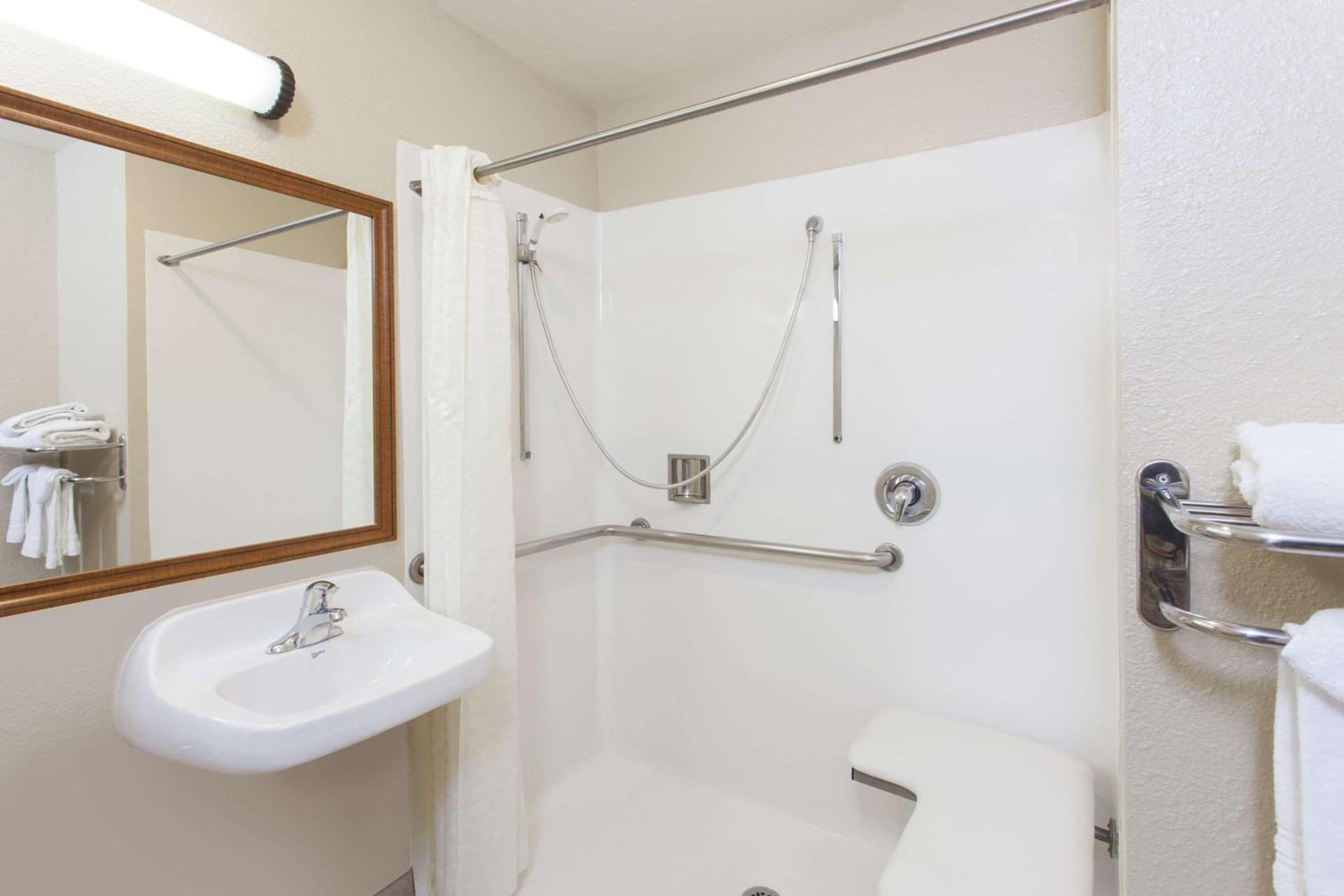 Days Inn by Wyndham Carlsbad gallery photo in Carlsbad, CA — image 16