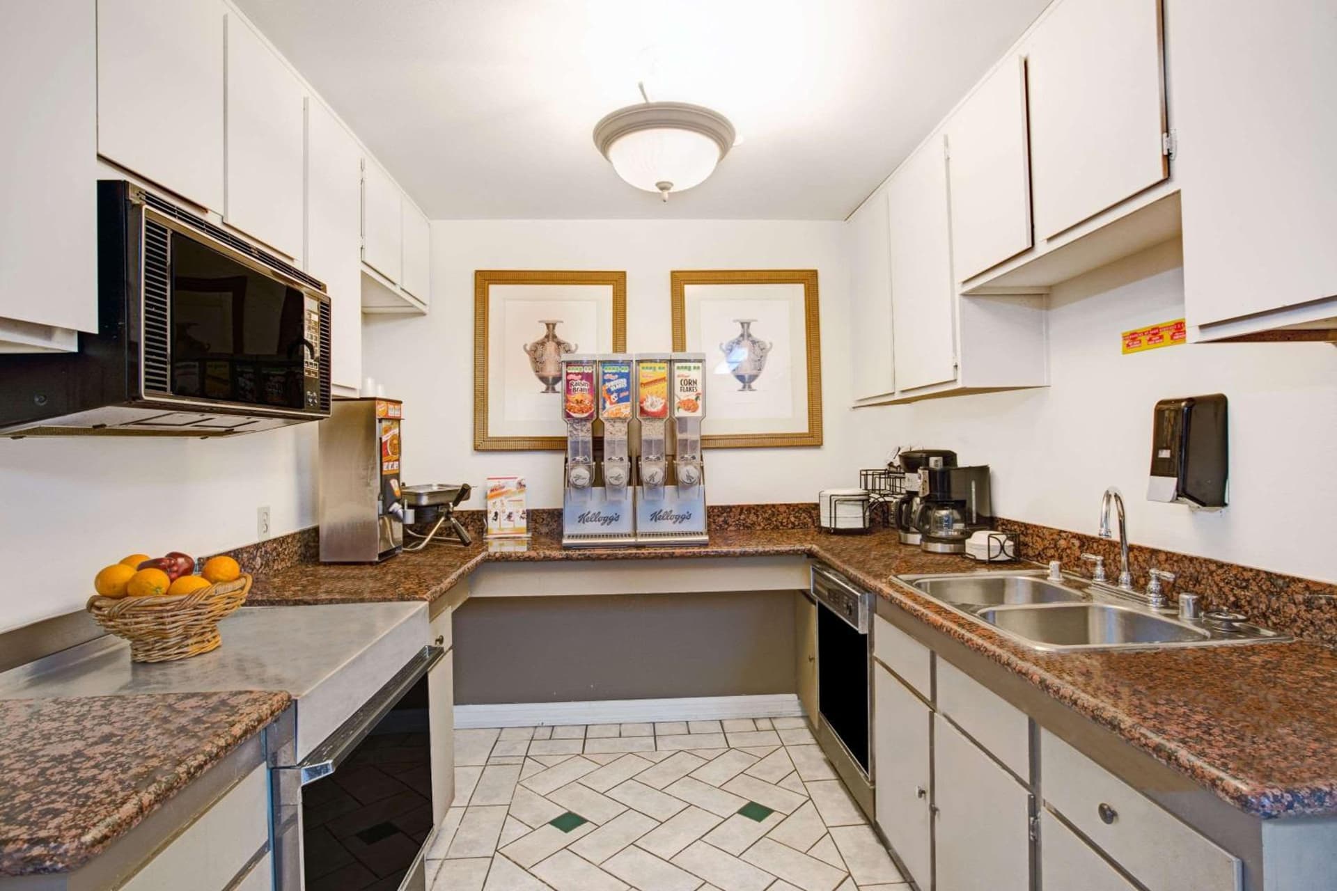 Howard Johnson by Wyndham Torrance property views in Torrance, CA — gallery photo 3